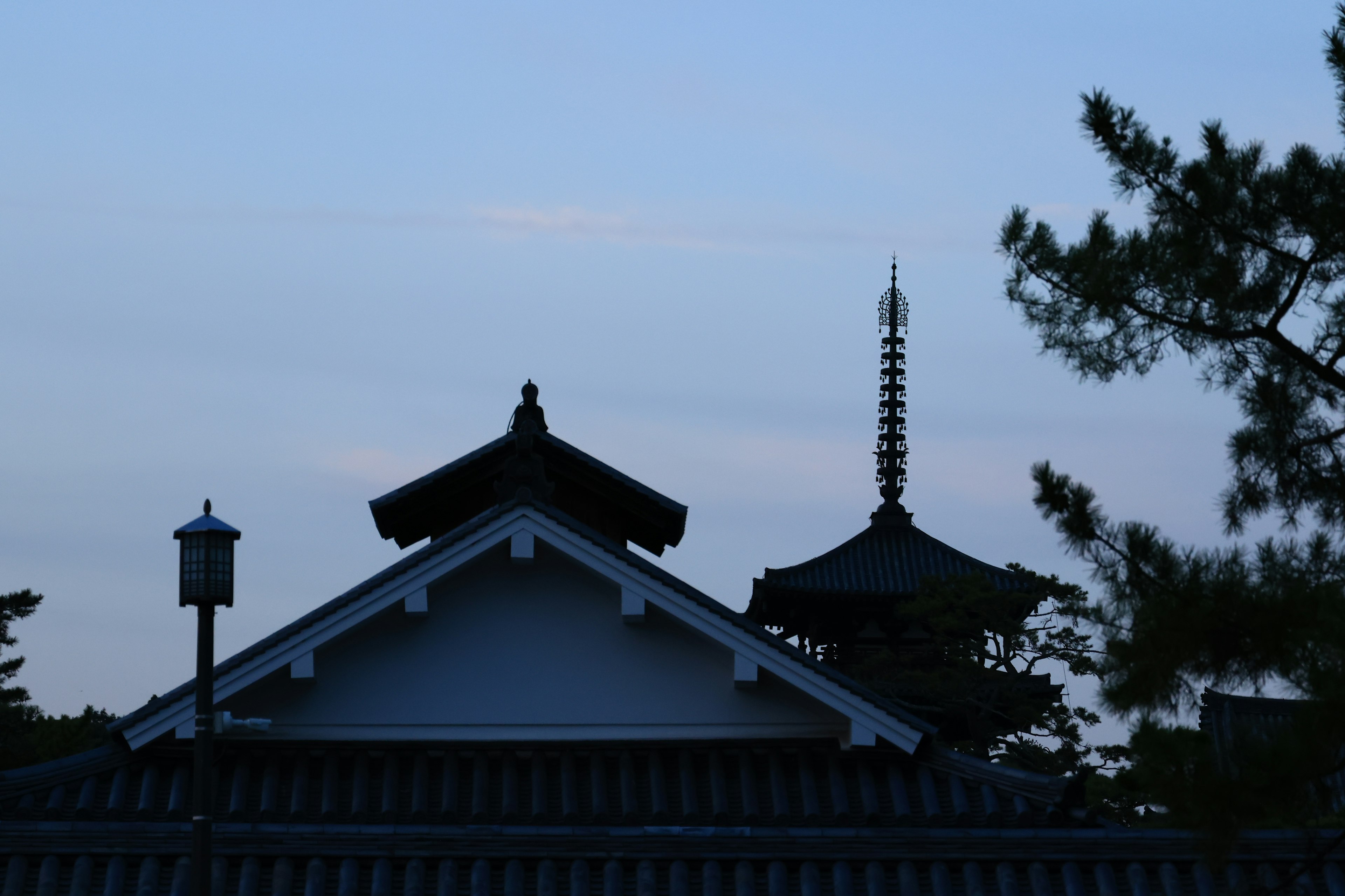 黃昏時日本寺廟屋頂和寶塔的輪廓