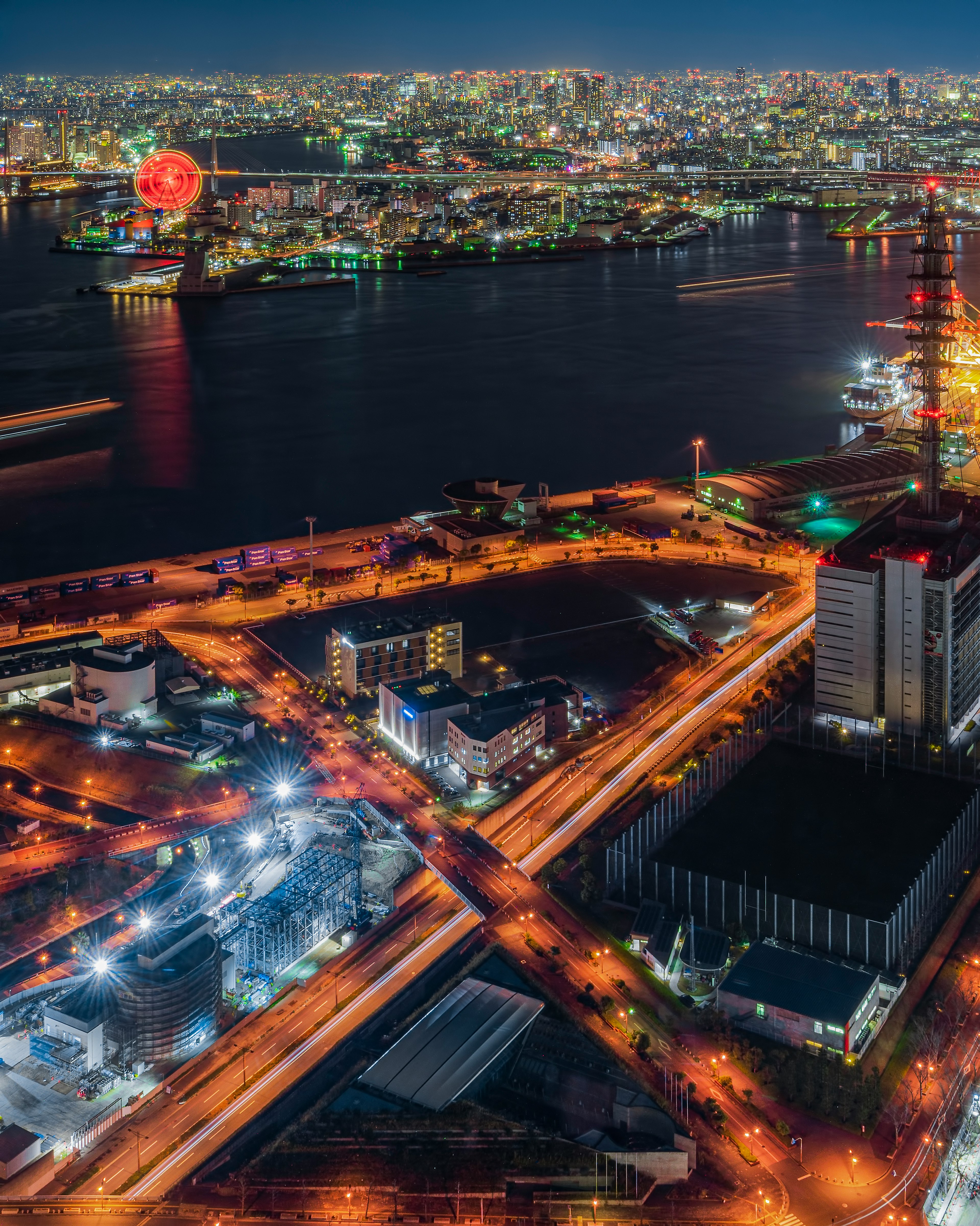 夜景の港と都市の風景を捉えた画像