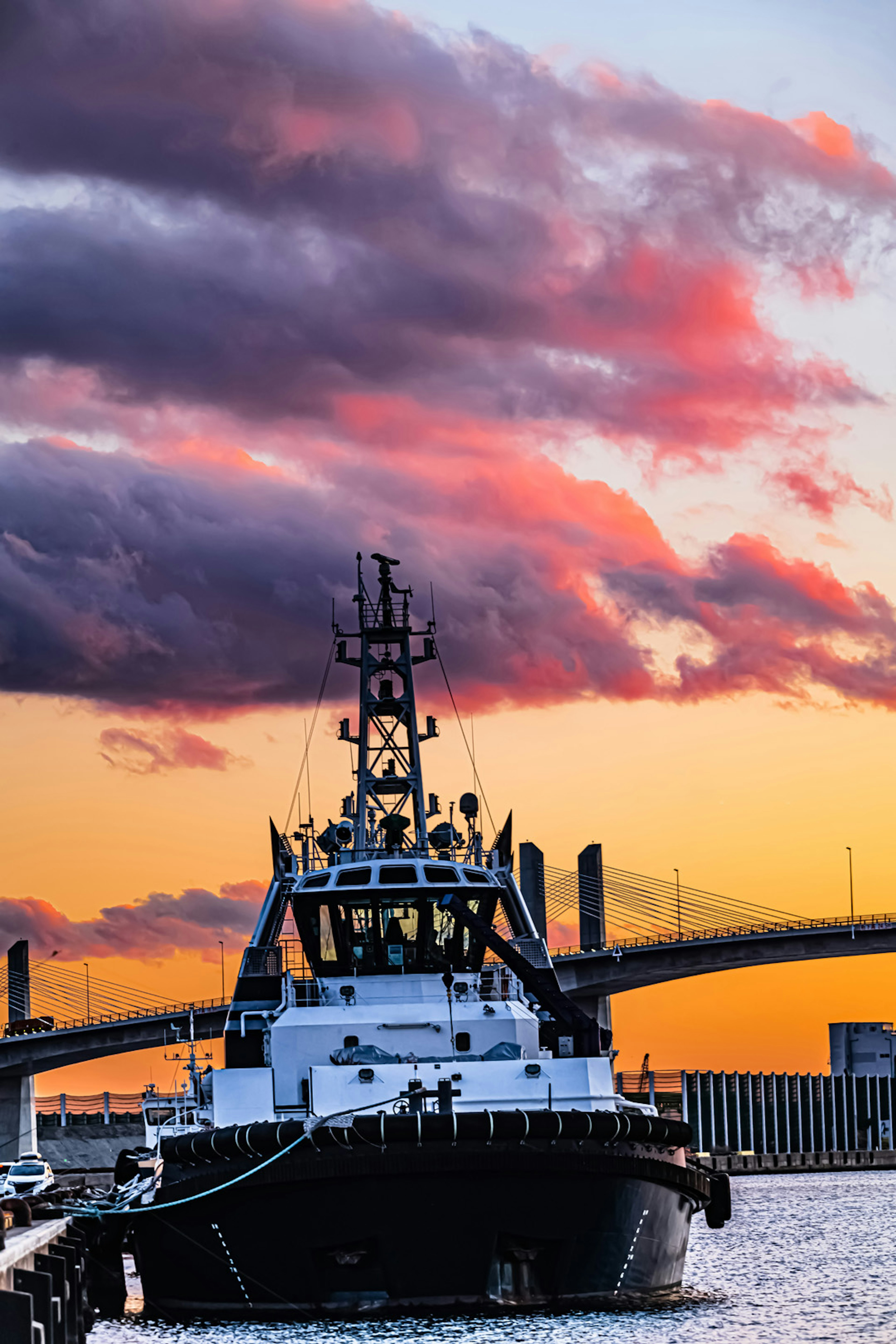 Tugboat ormeggiato in un porto con cielo al tramonto