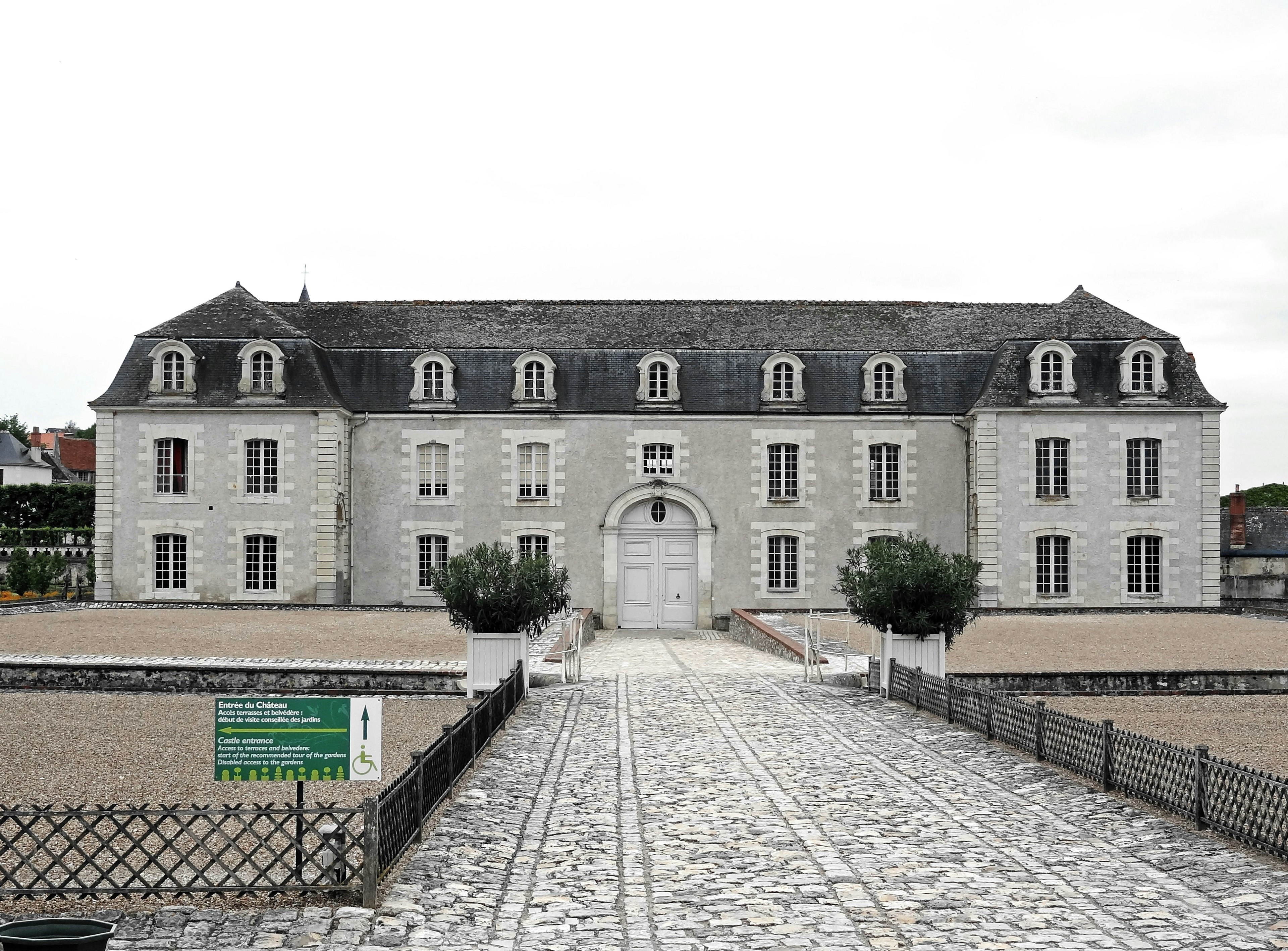 Edificio histórico con estructura de piedra y diseño de techo plano