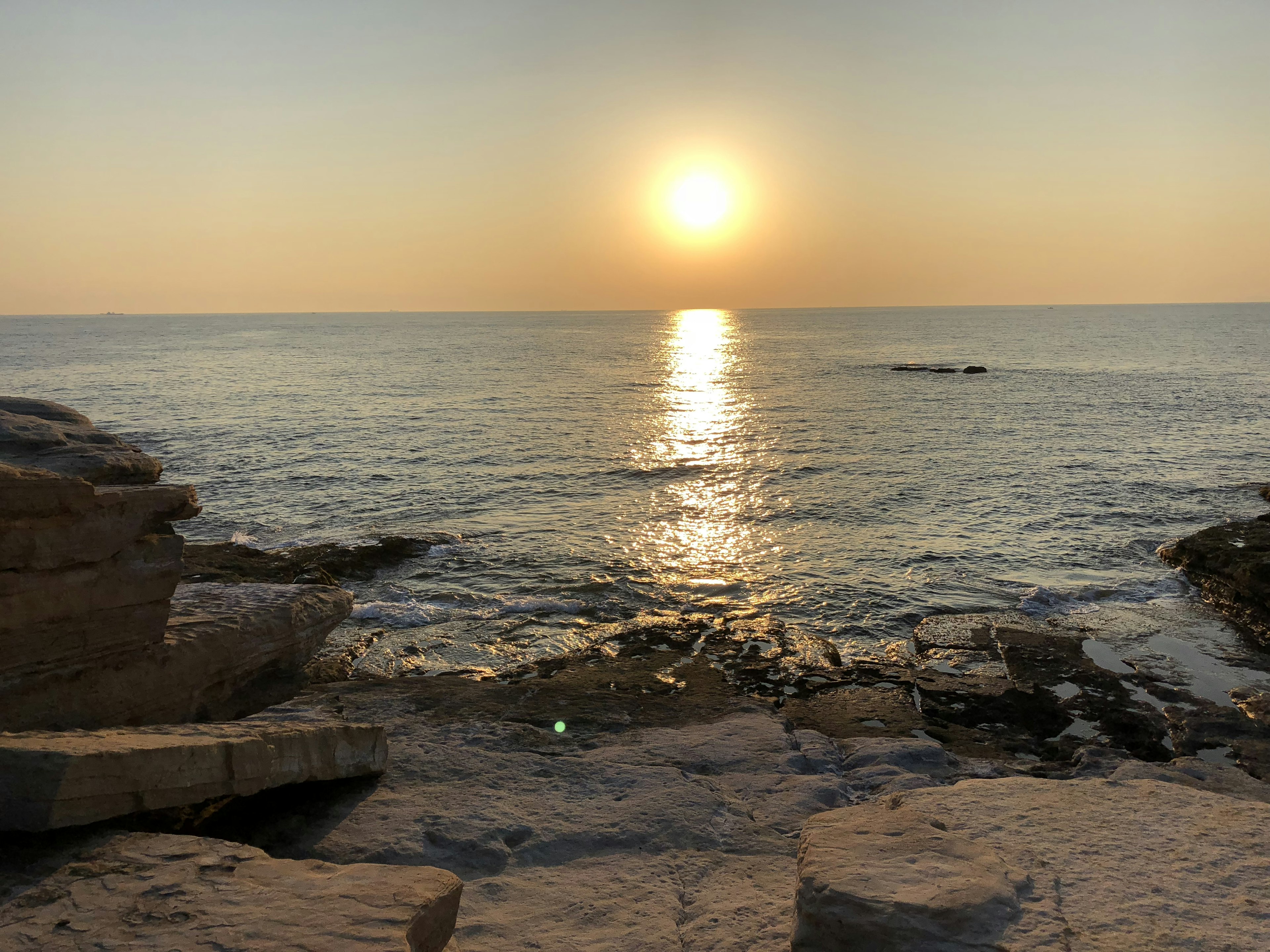 海に沈む夕日と岩の風景