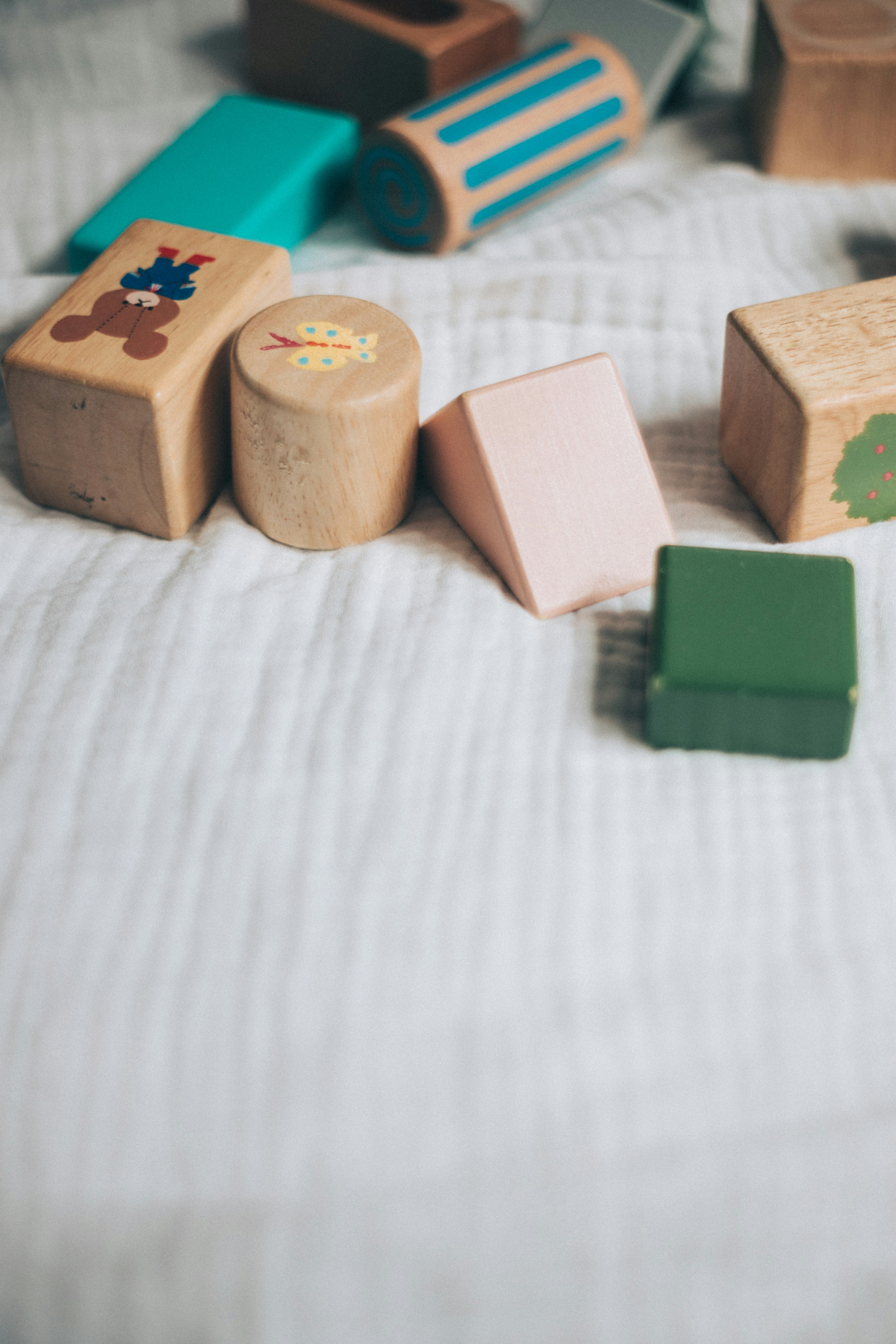 Des blocs en bois colorés éparpillés sur une surface