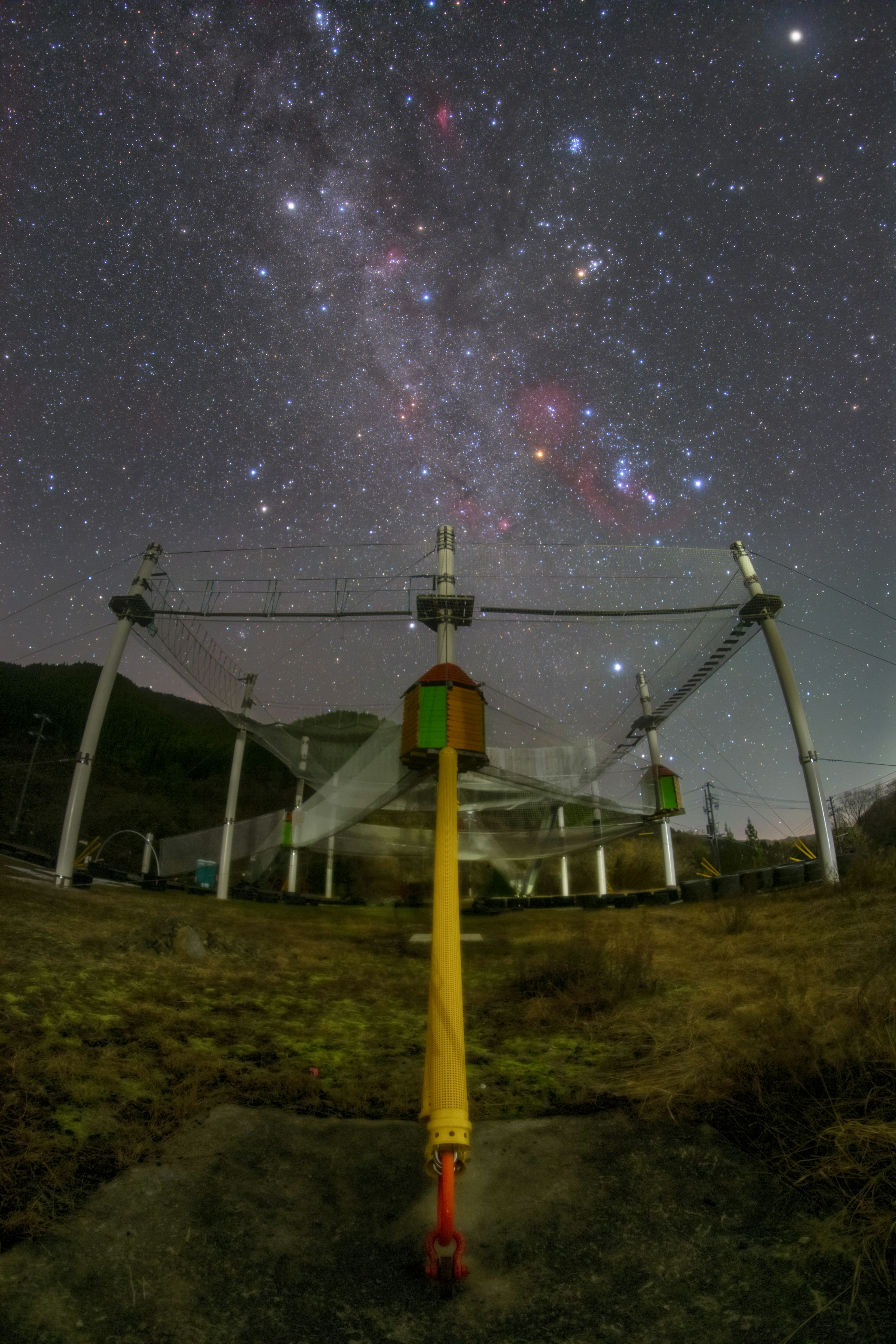 星空の下にあるカラフルな装置と天の川