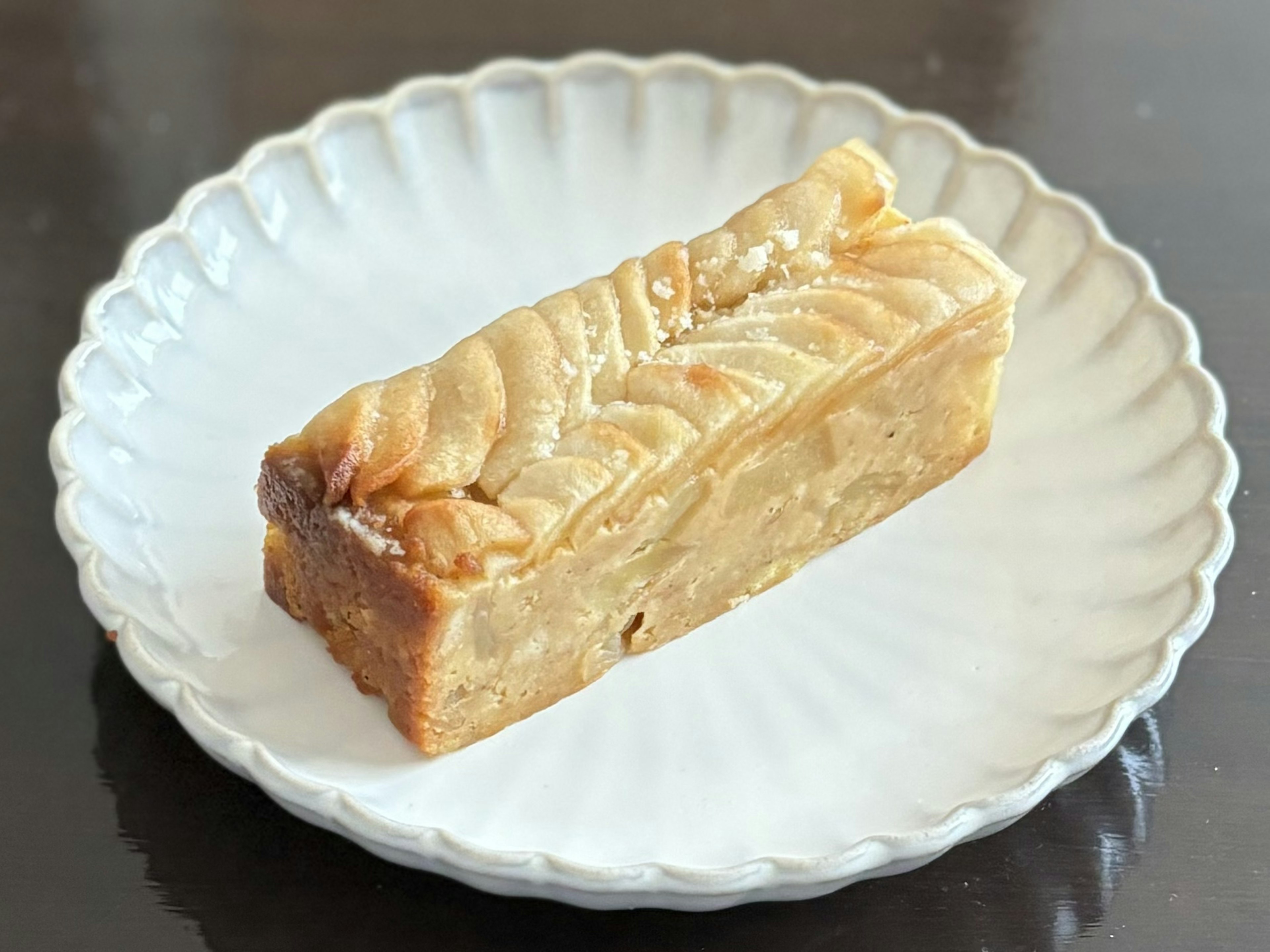 Confiserie japonaise jaune clair sur une belle assiette blanche