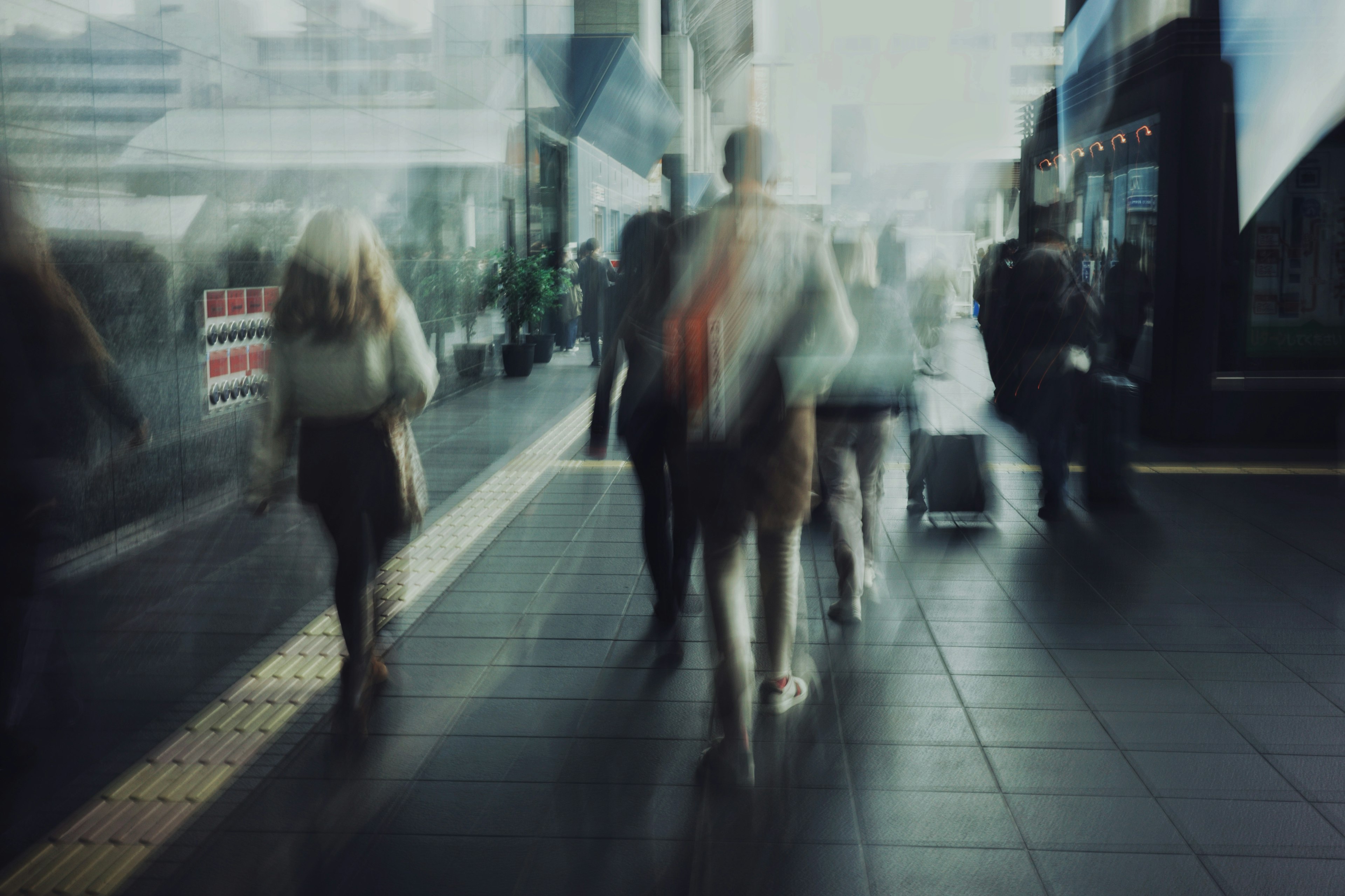 ぼやけた人々が歩く都市の通りの風景