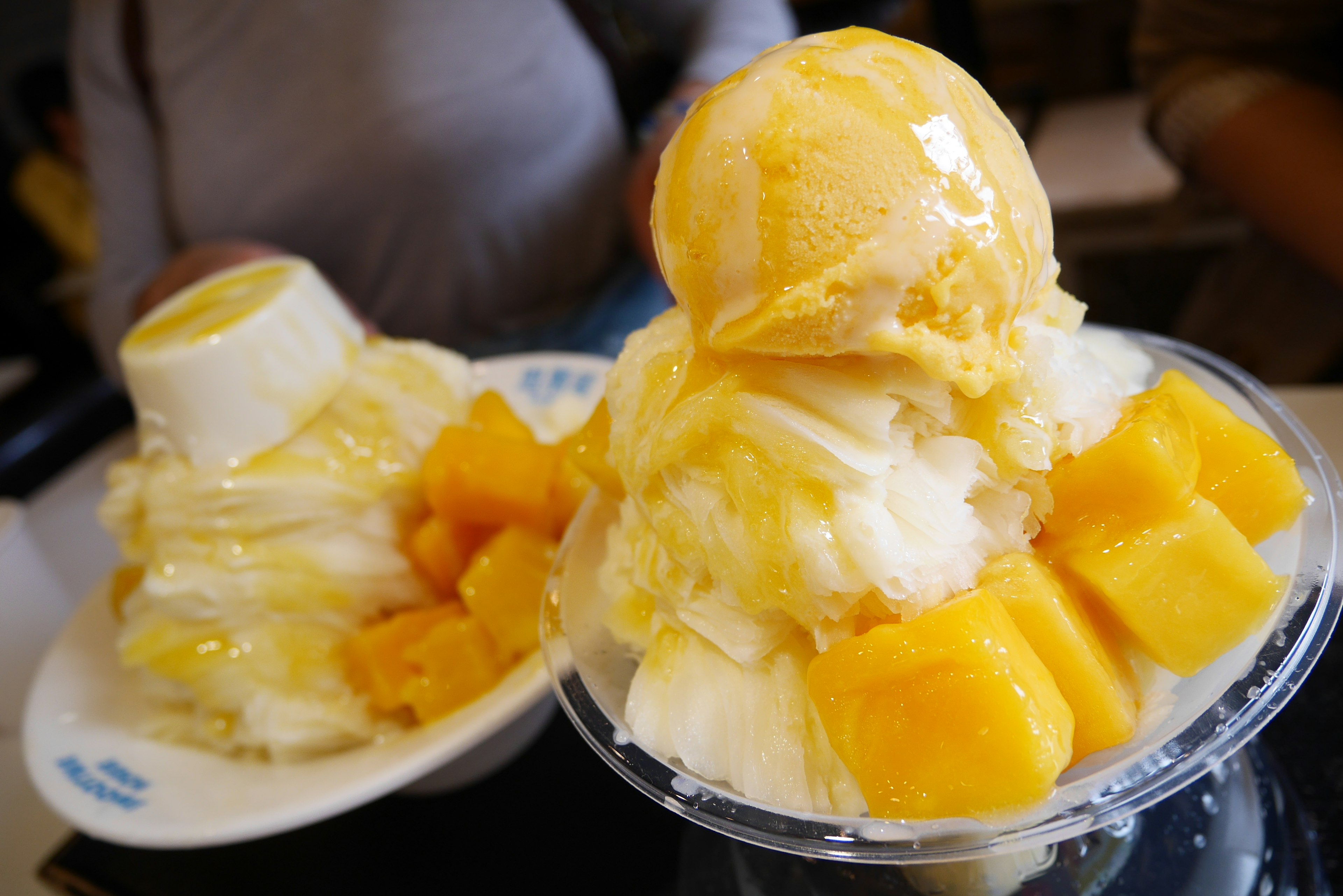 Dessert à base de mangue et de glace pilée servi dans un bol