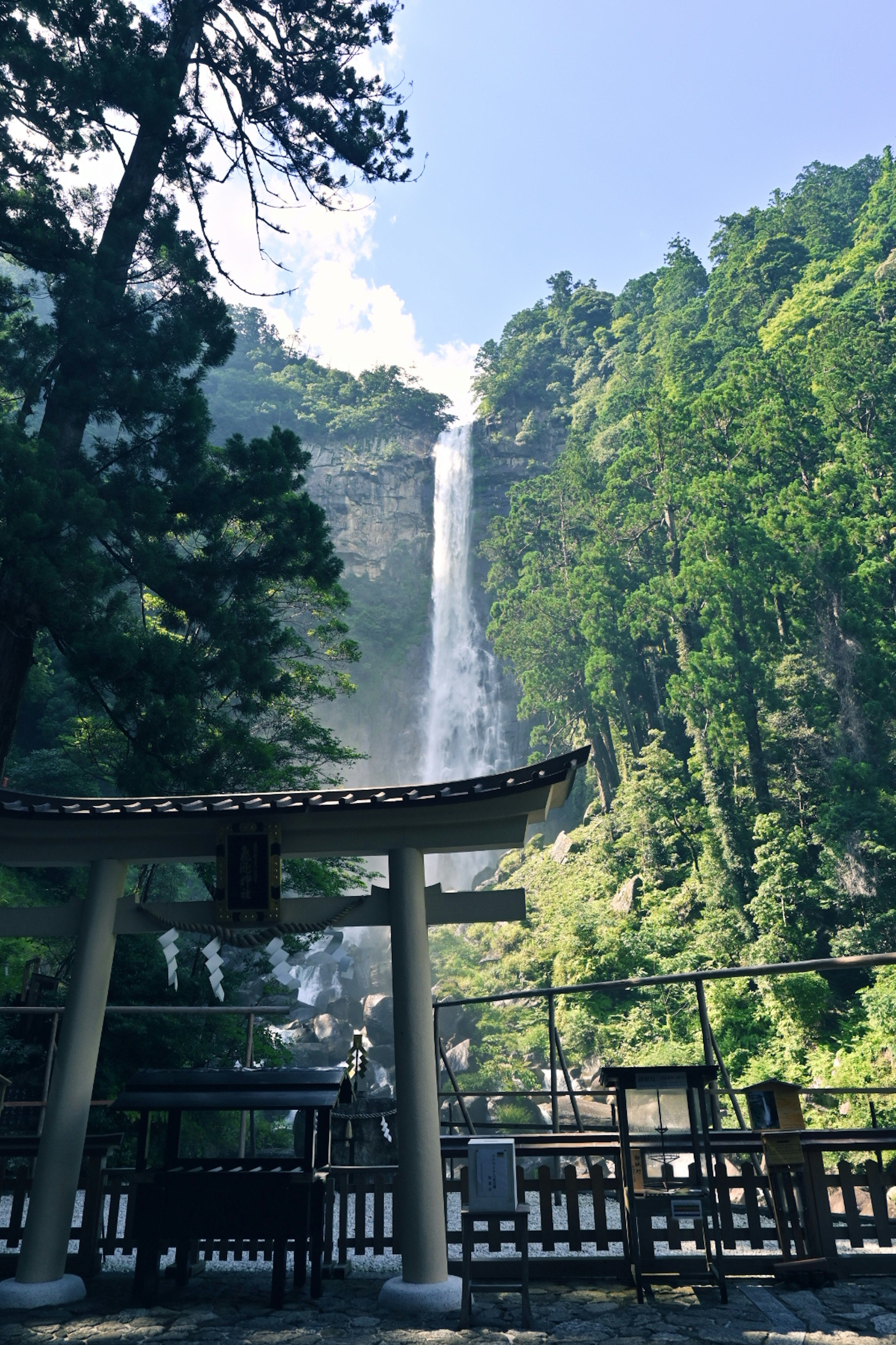 Arsitektur Jepang tradisional dengan air terjun yang indah dan kehijauan yang rimbun