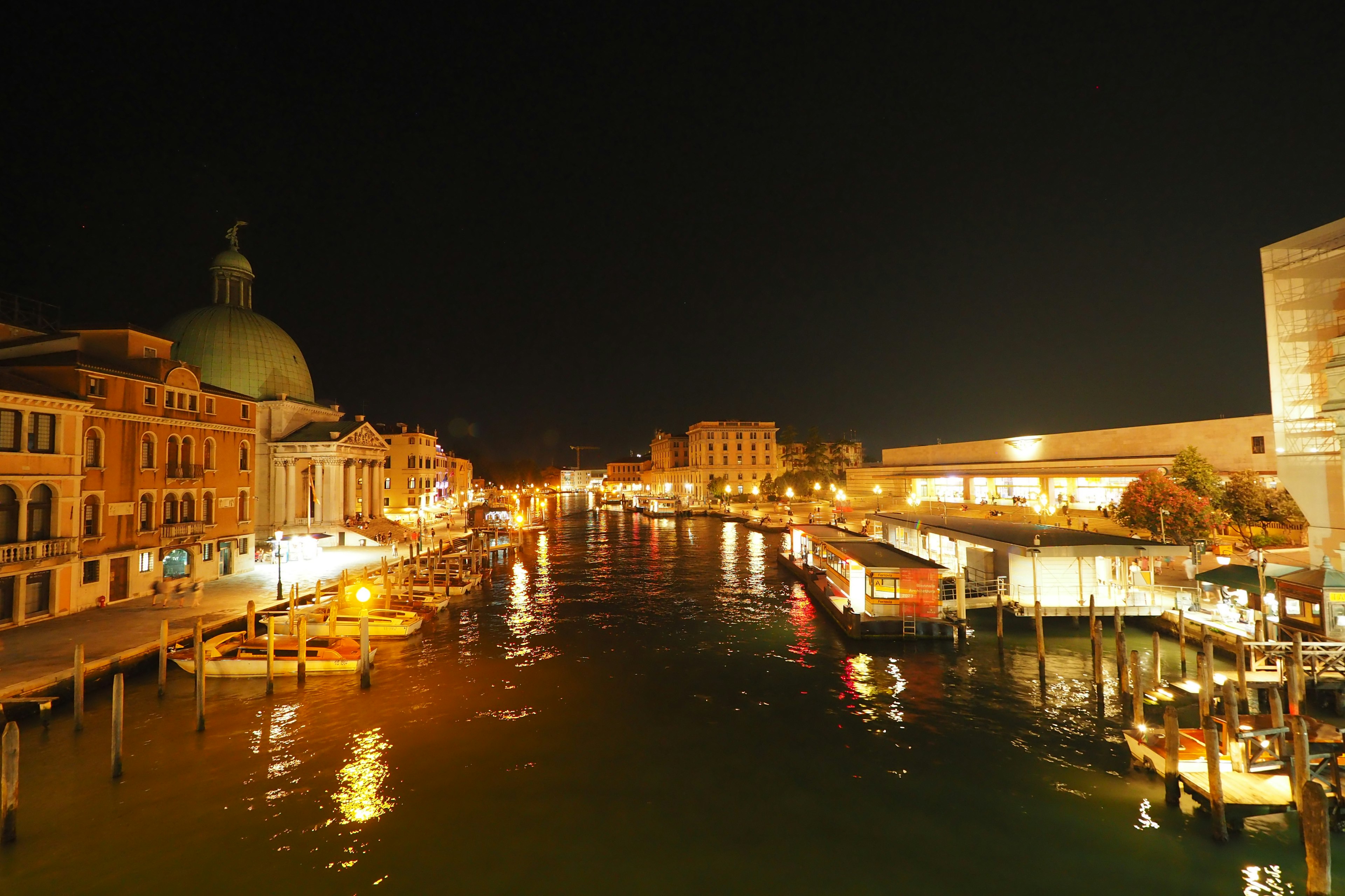 Hermosa vista nocturna de un canal en Venecia