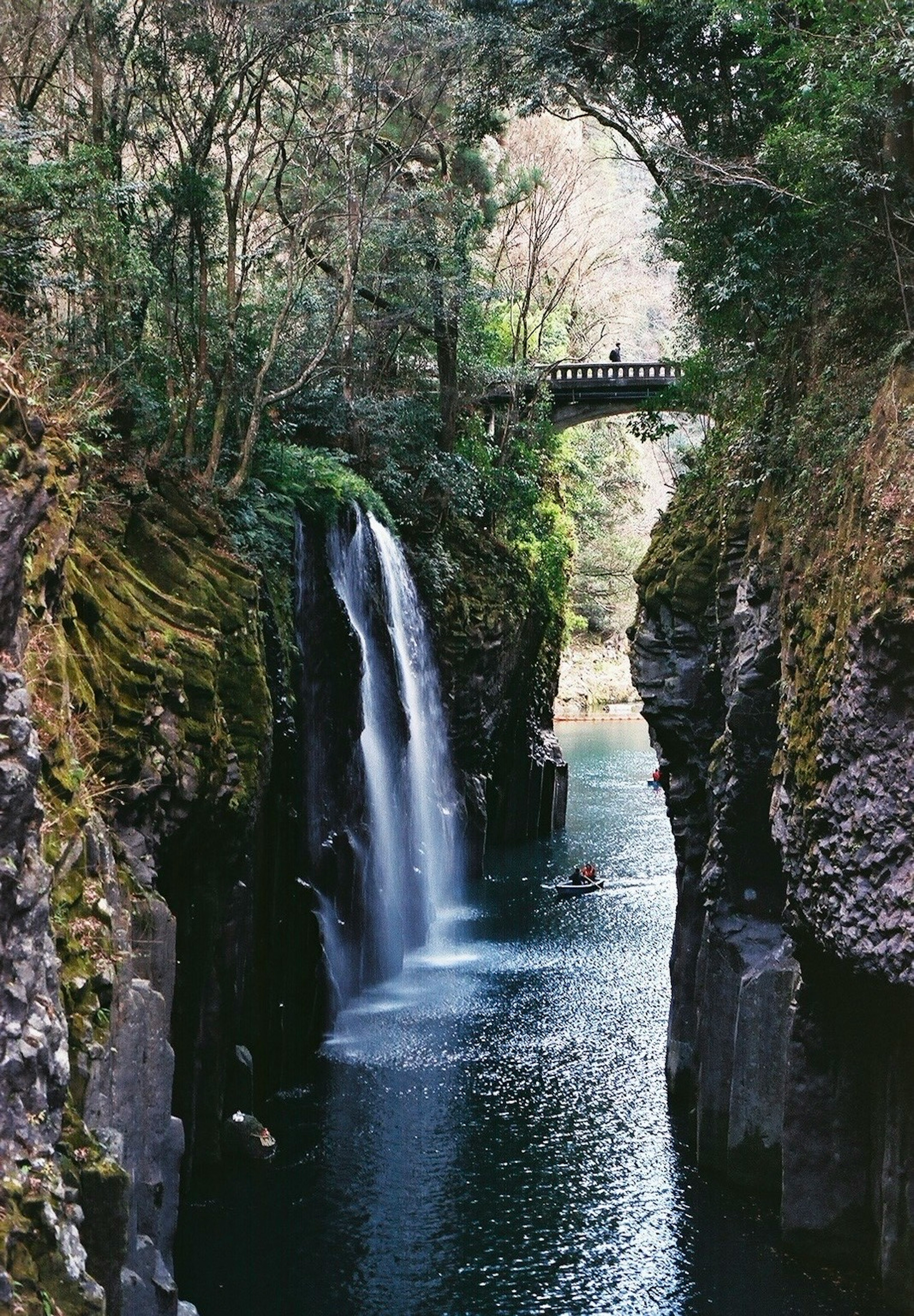 滝と橋がある渓谷の美しい風景