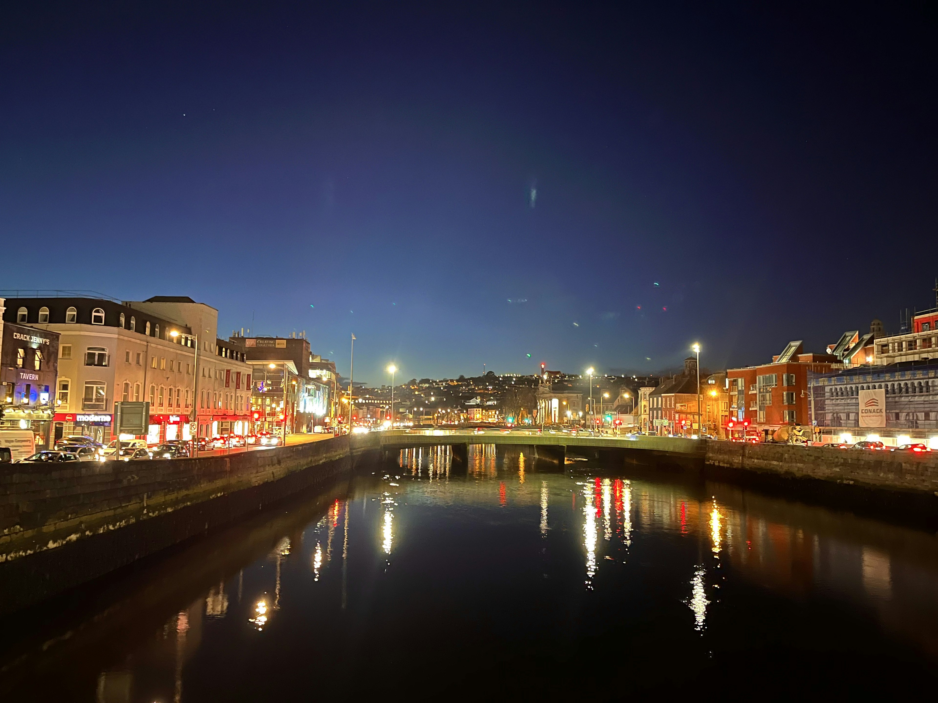 Nachtansicht von Dublin mit dem Fluss und den Stadtlichtern