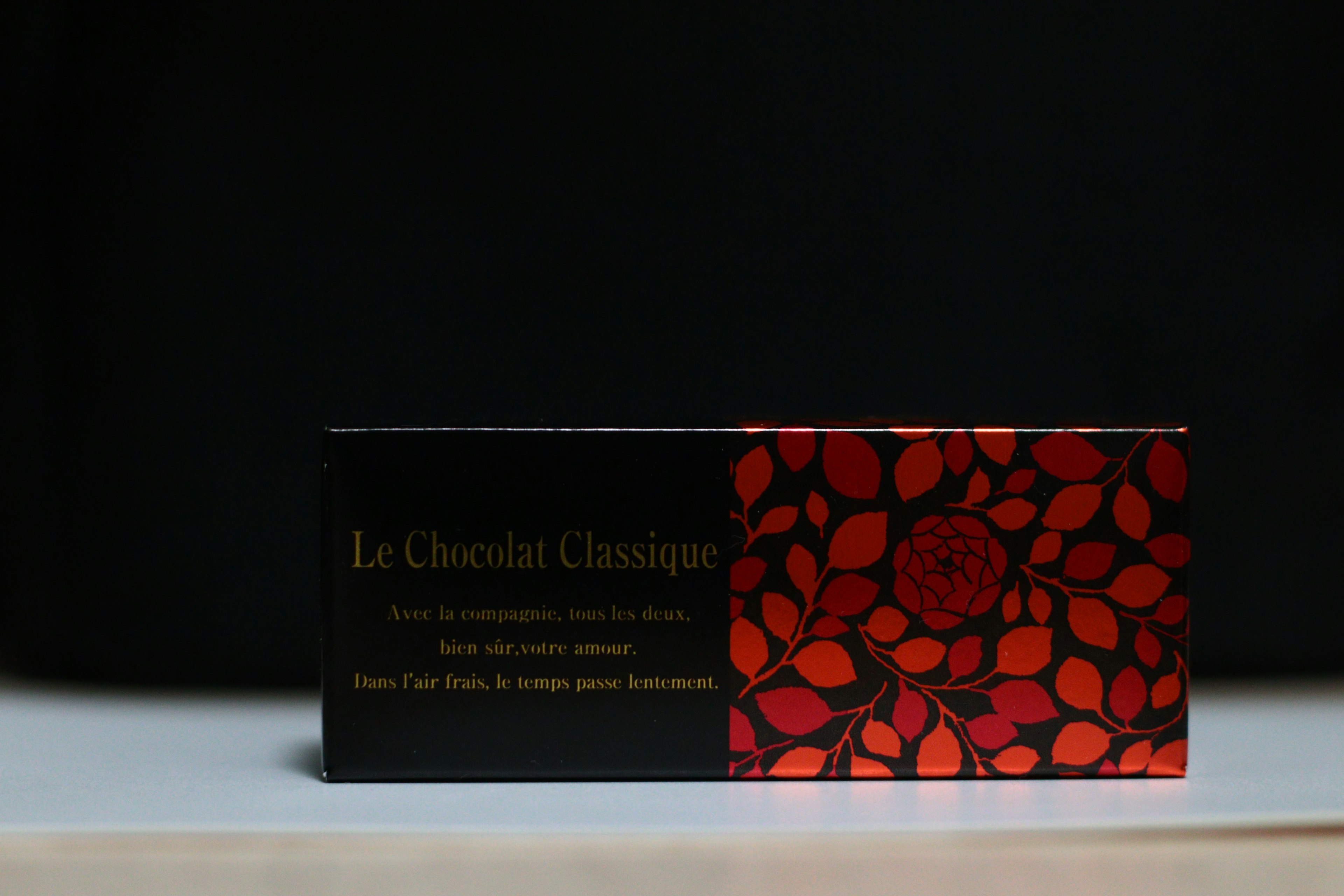 Kotak cokelat dengan desain bunga merah Le Chocolat Classique