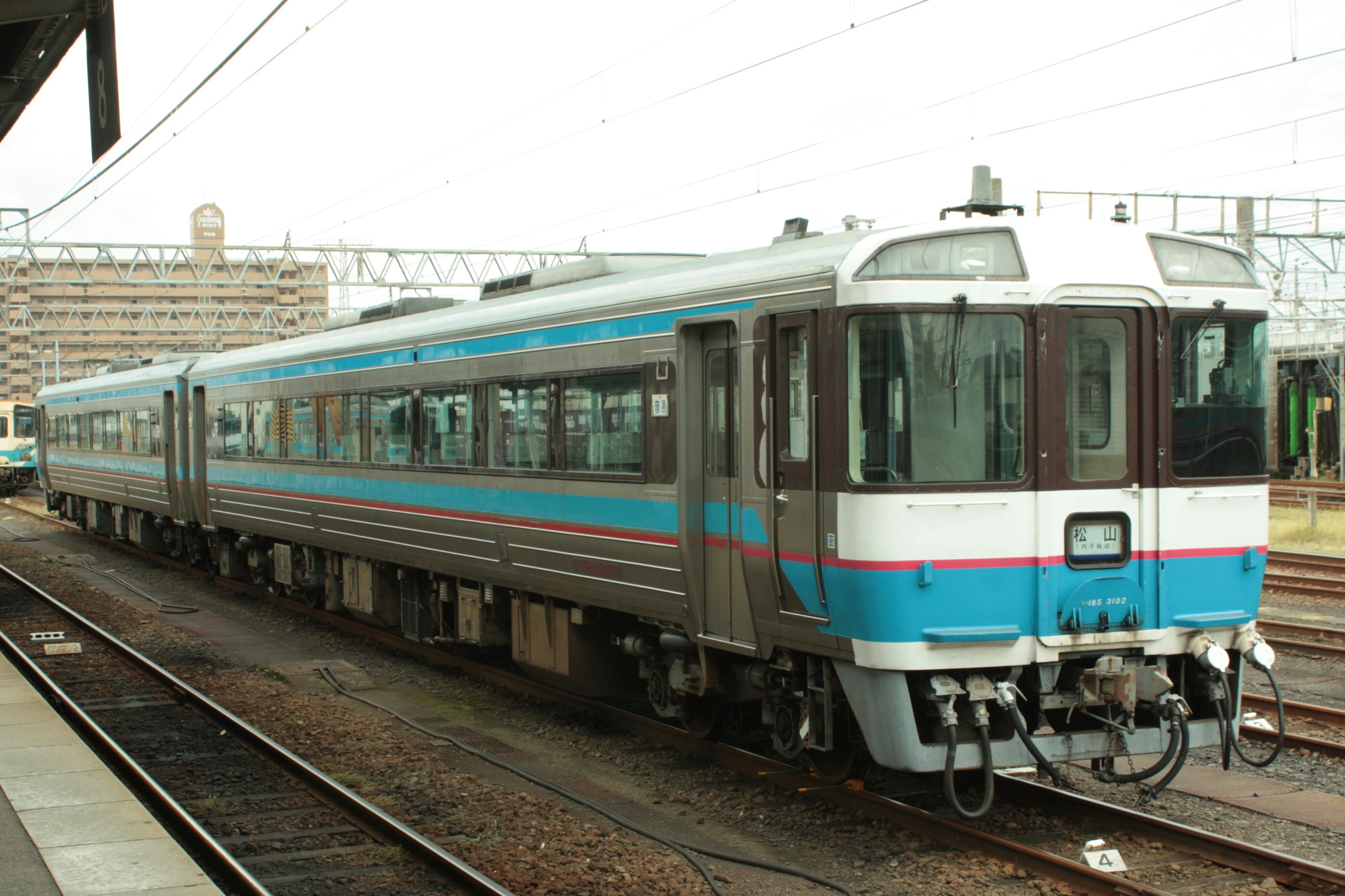 停靠在車站的獨特藍白條紋火車