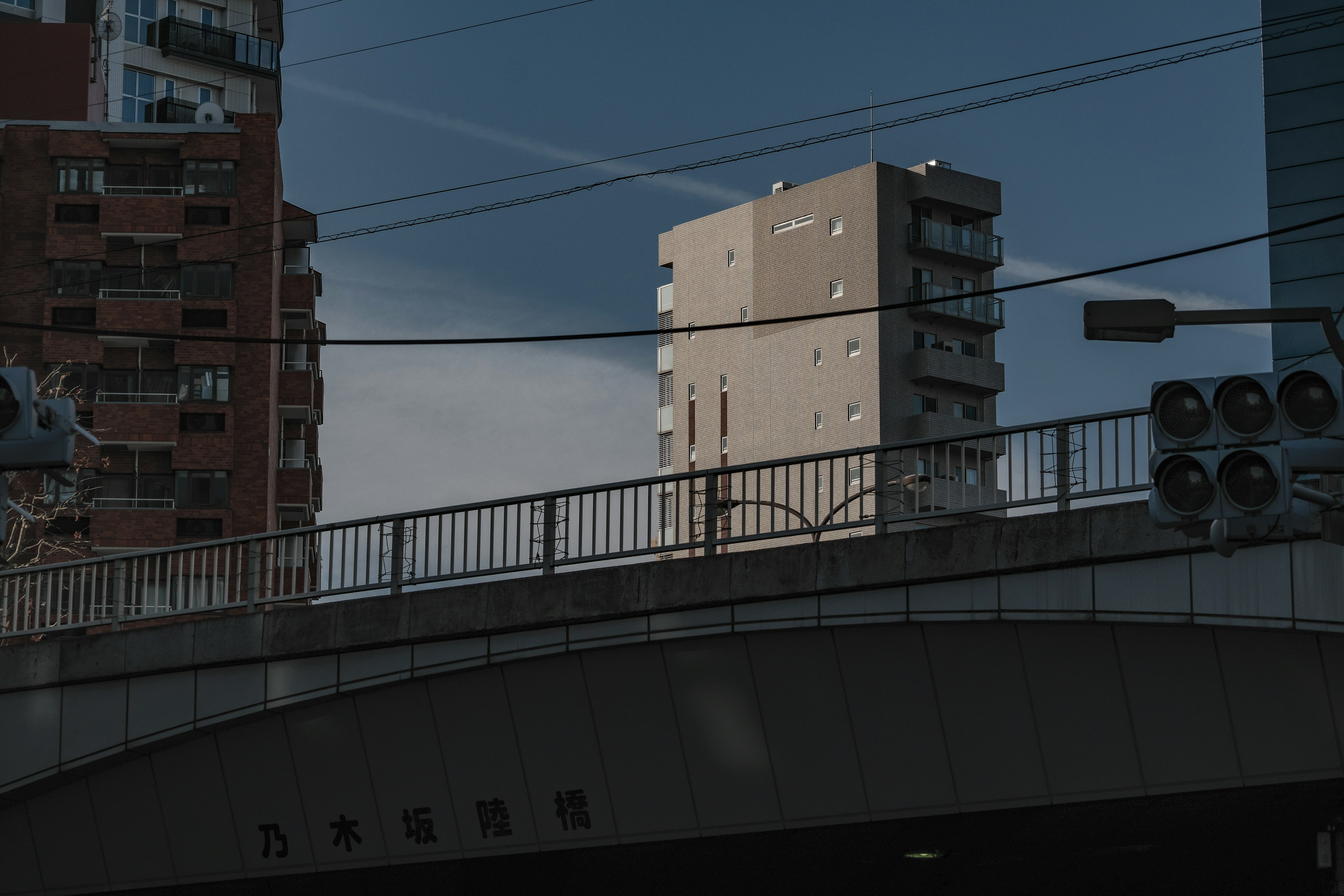 Intersection de bâtiments et pont dans un cadre urbain