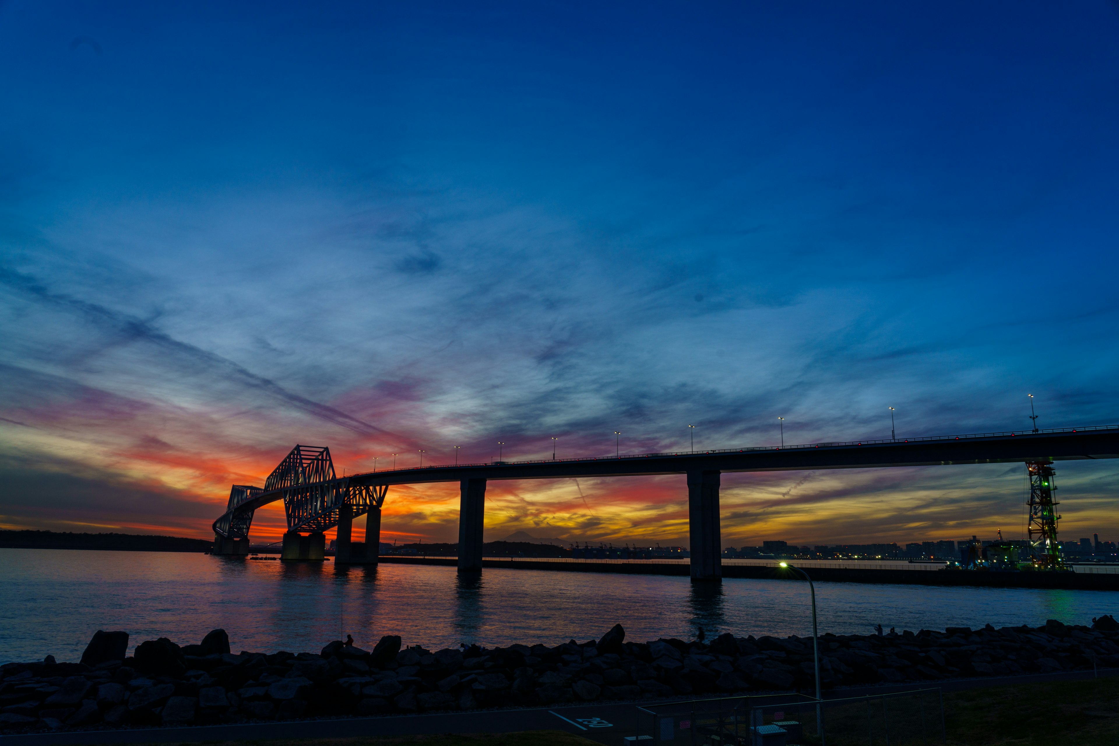 Silhouette einer Brücke vor einem schönen Sonnenuntergang