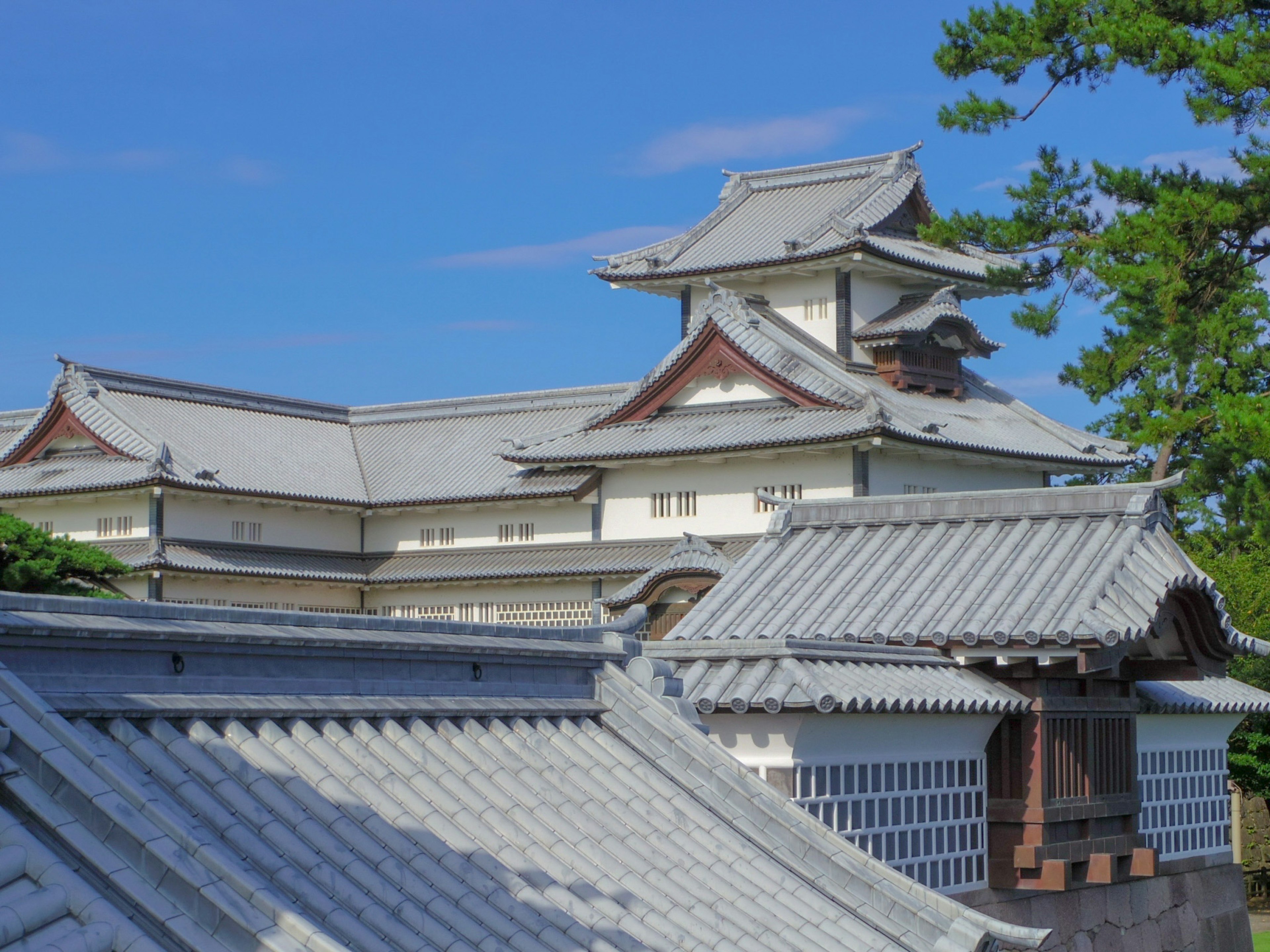 美しい日本の城の屋根と青い空