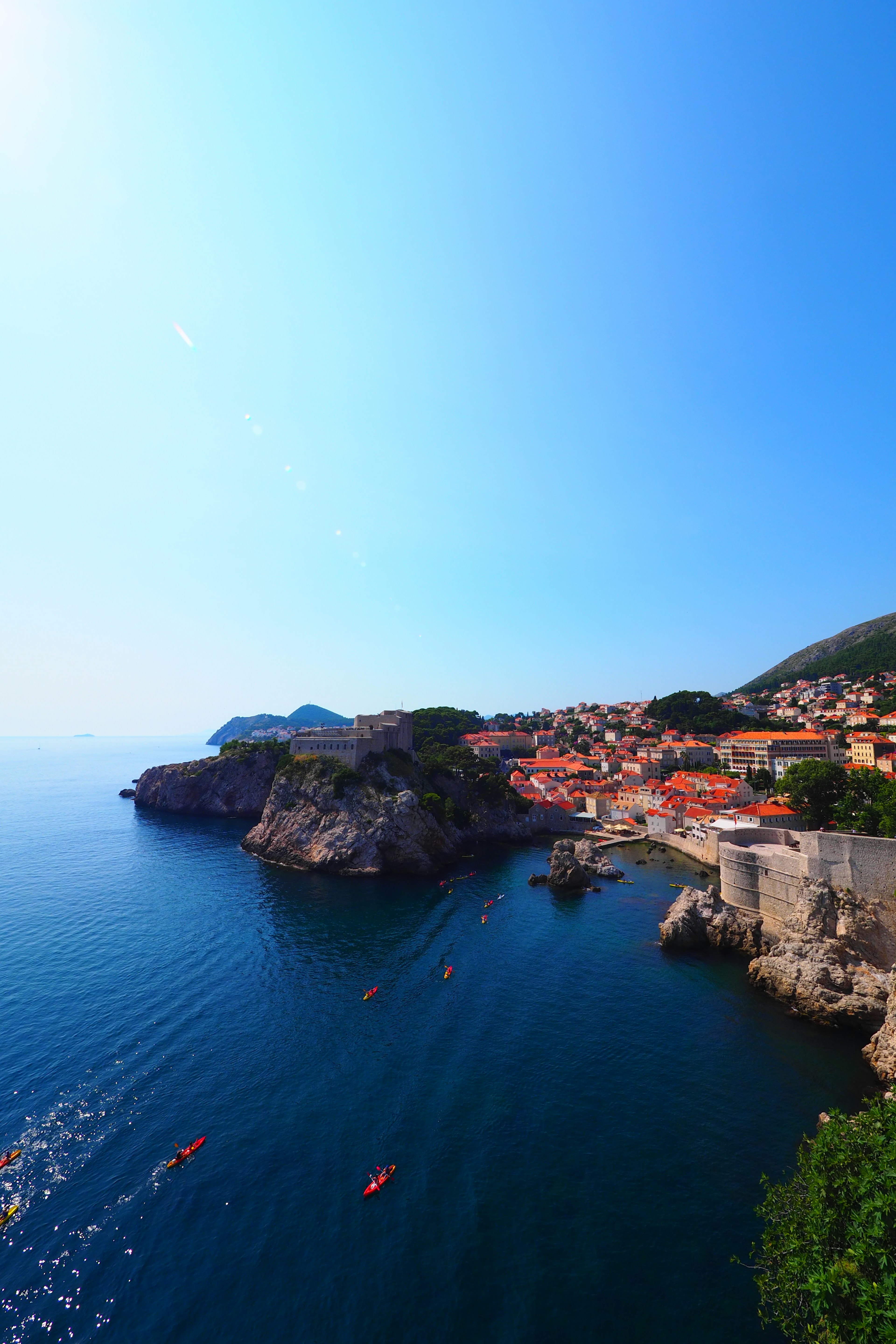 Cảnh đẹp của Dubrovnik với biển xanh và những tòa nhà nên thơ