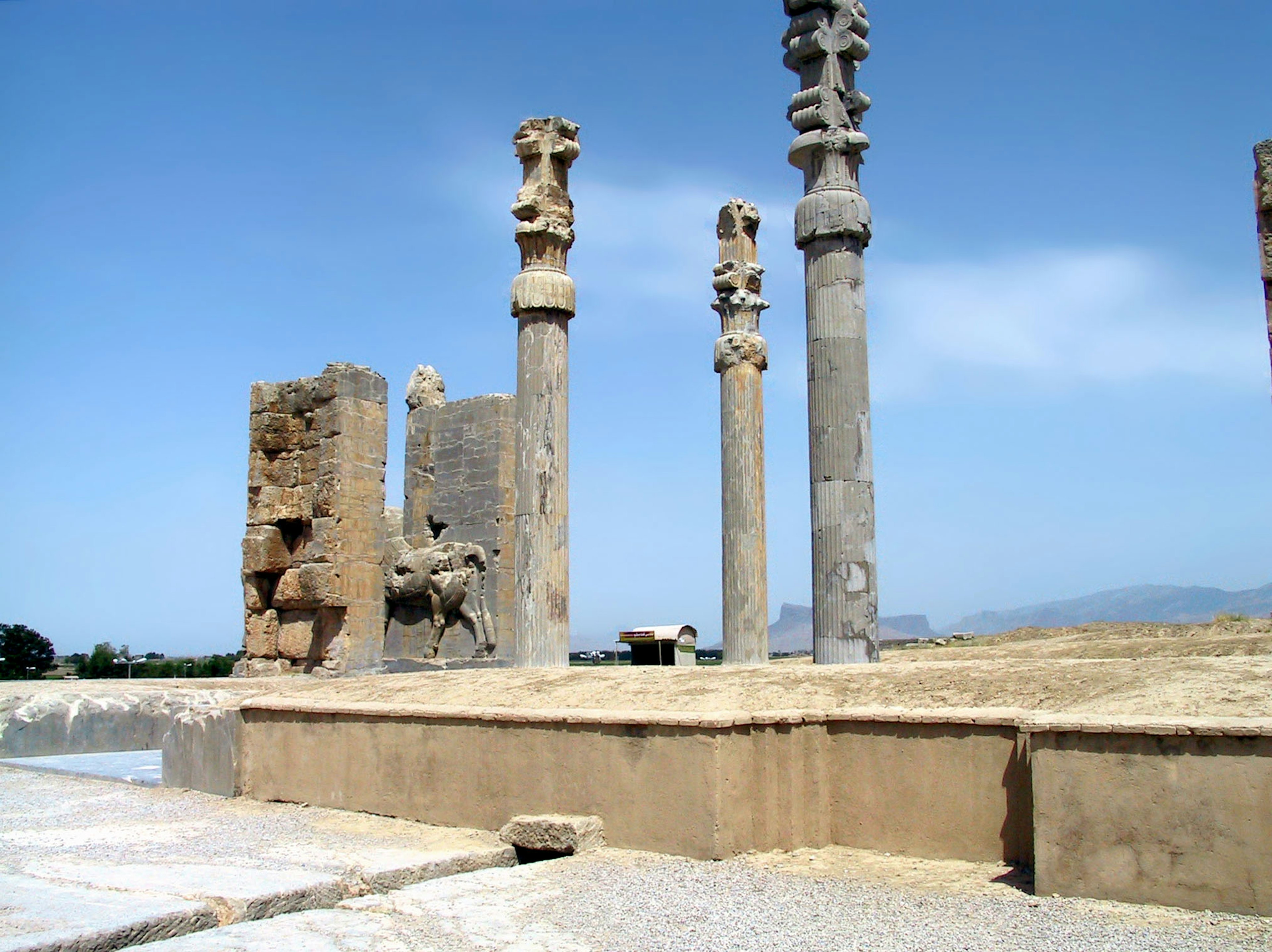 Rovine di Persepoli con colonne alte e strutture in pietra