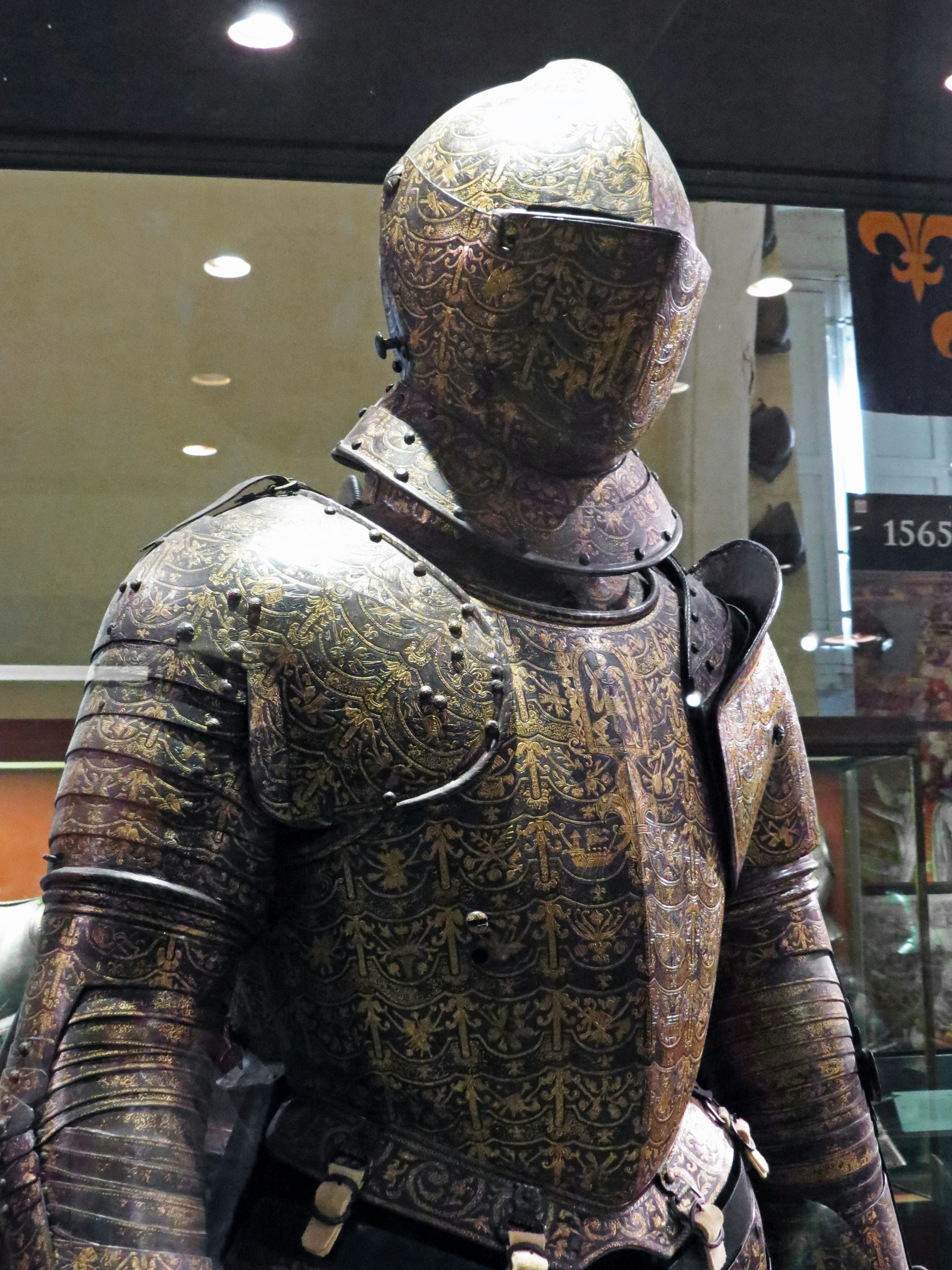 Estatua de un caballero medieval con armadura decorativa