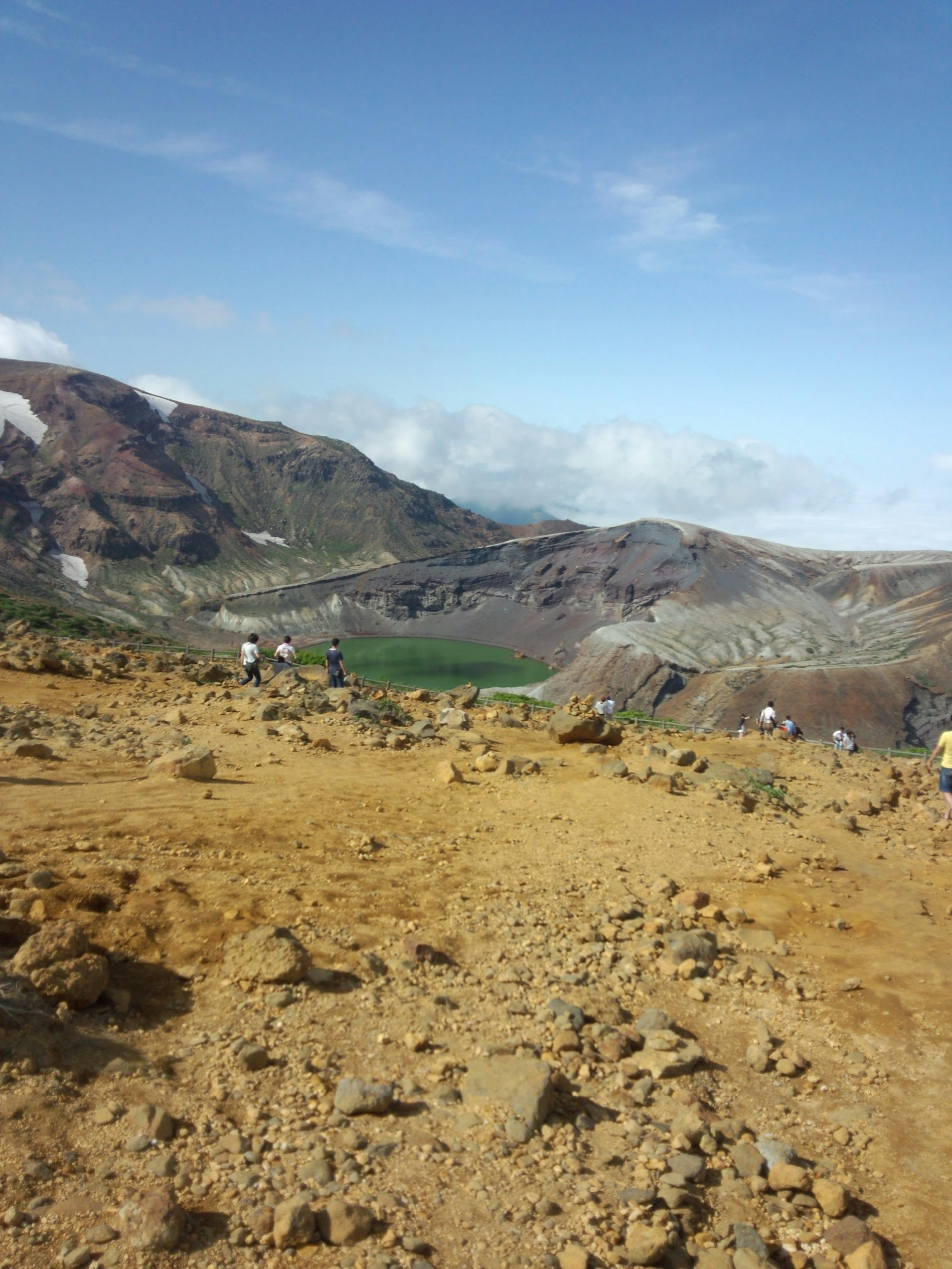 Vue panoramique d'un cratère volcanique avec des randonneurs