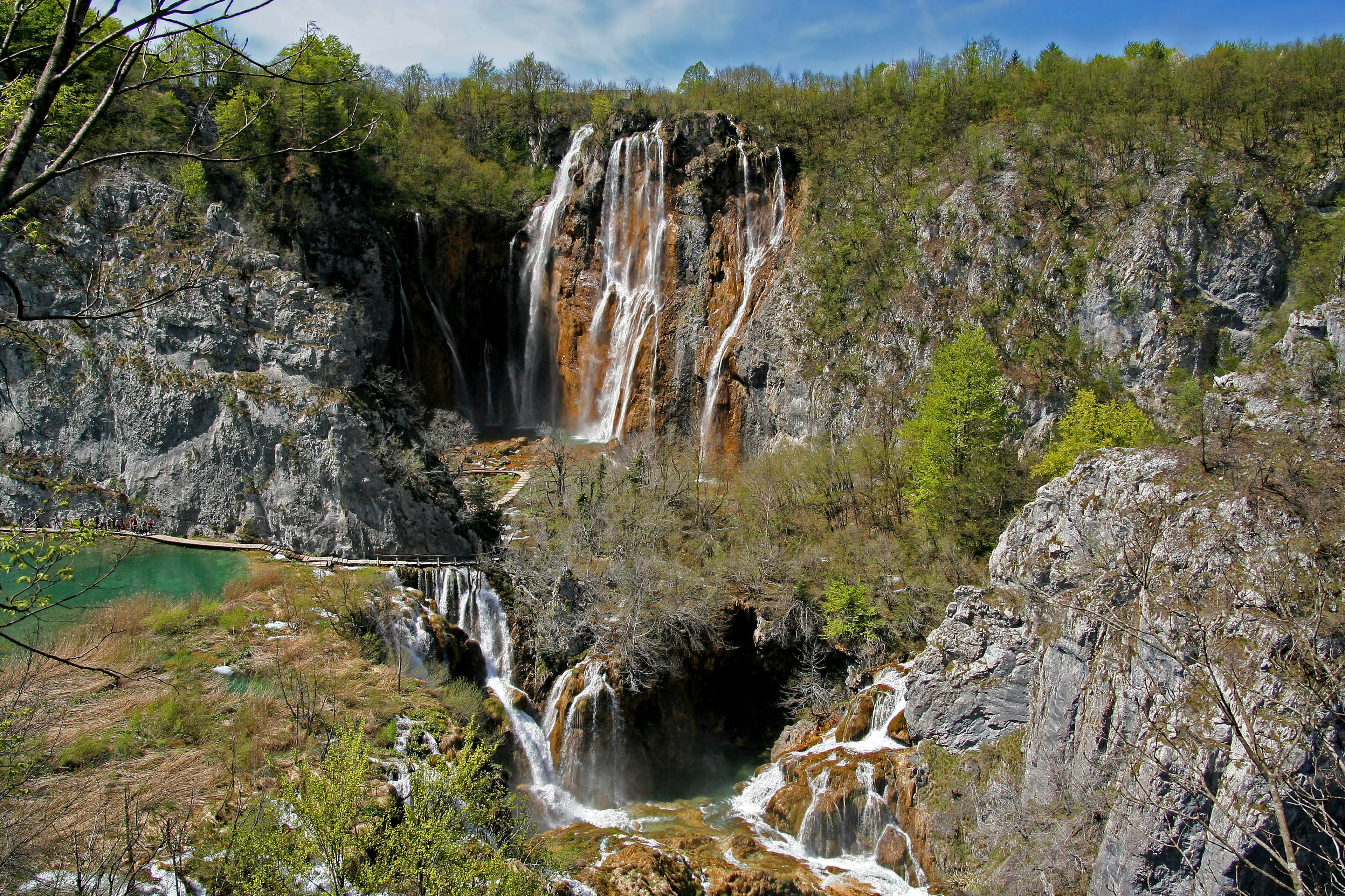 Bellissima cascata e paesaggio roccioso che mostra la natura