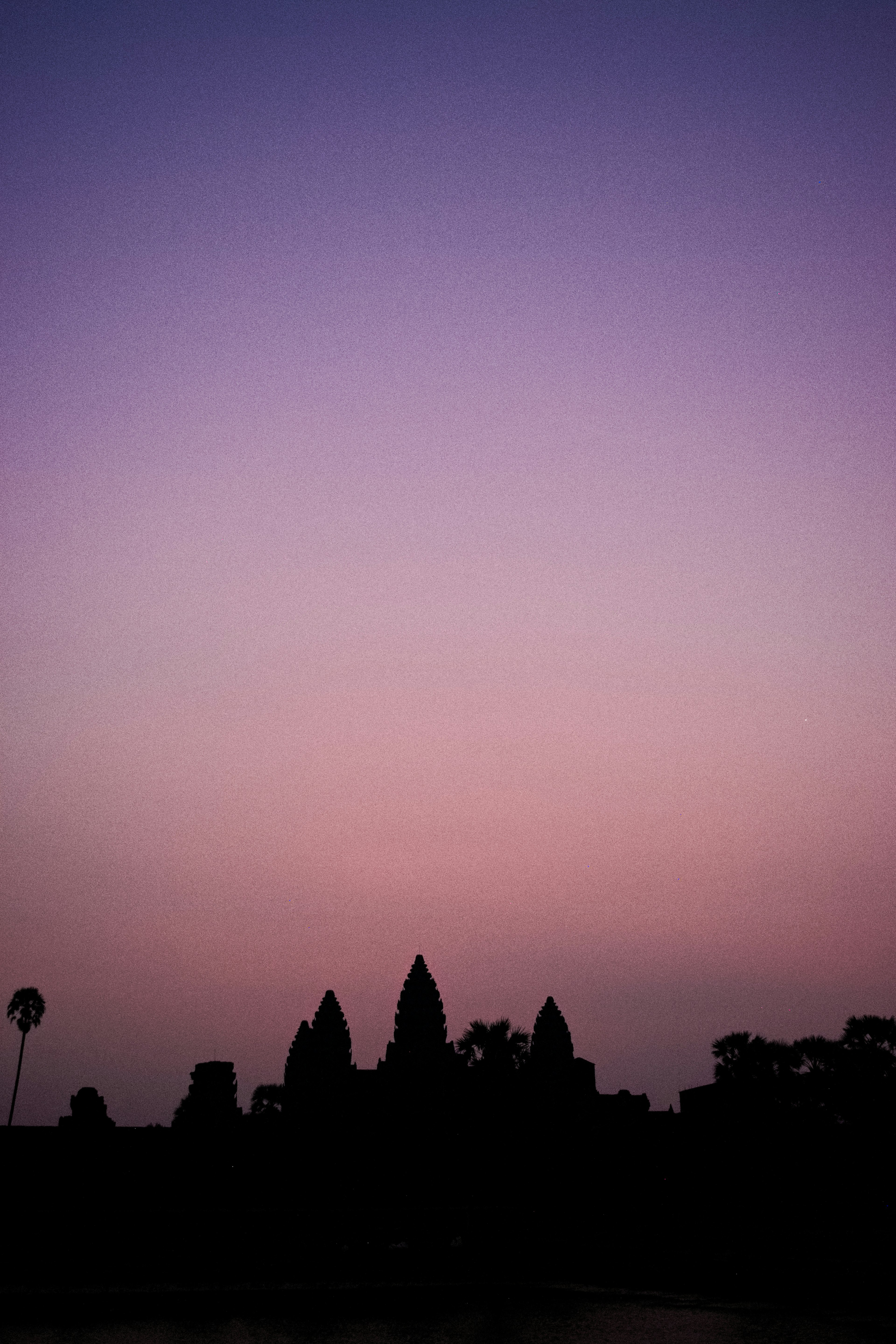 Silhouette di Angkor Wat contro un bel cielo al tramonto