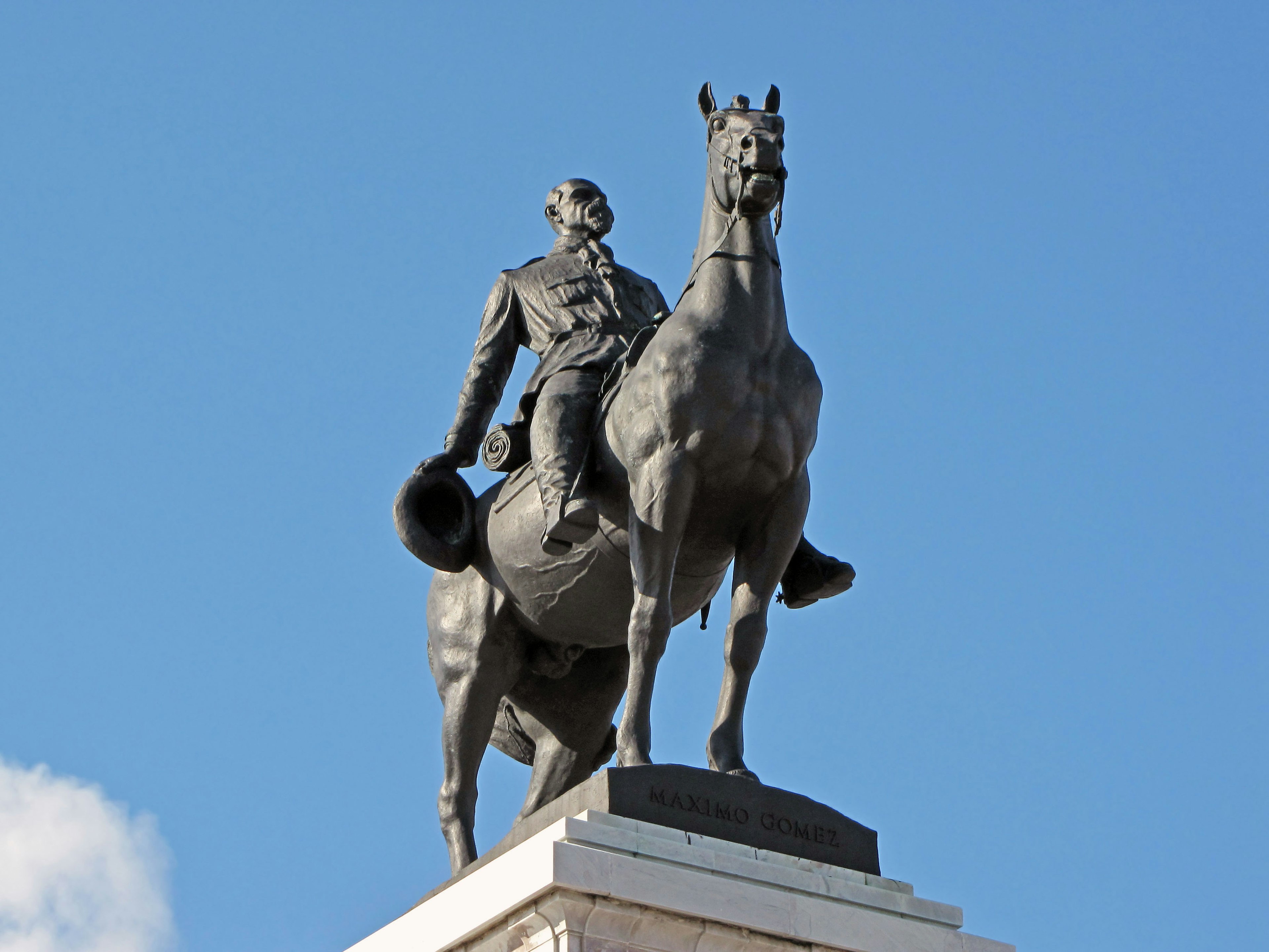 Statua in bronzo di un soldato a cavallo che si erge maestosamente sotto un cielo azzurro