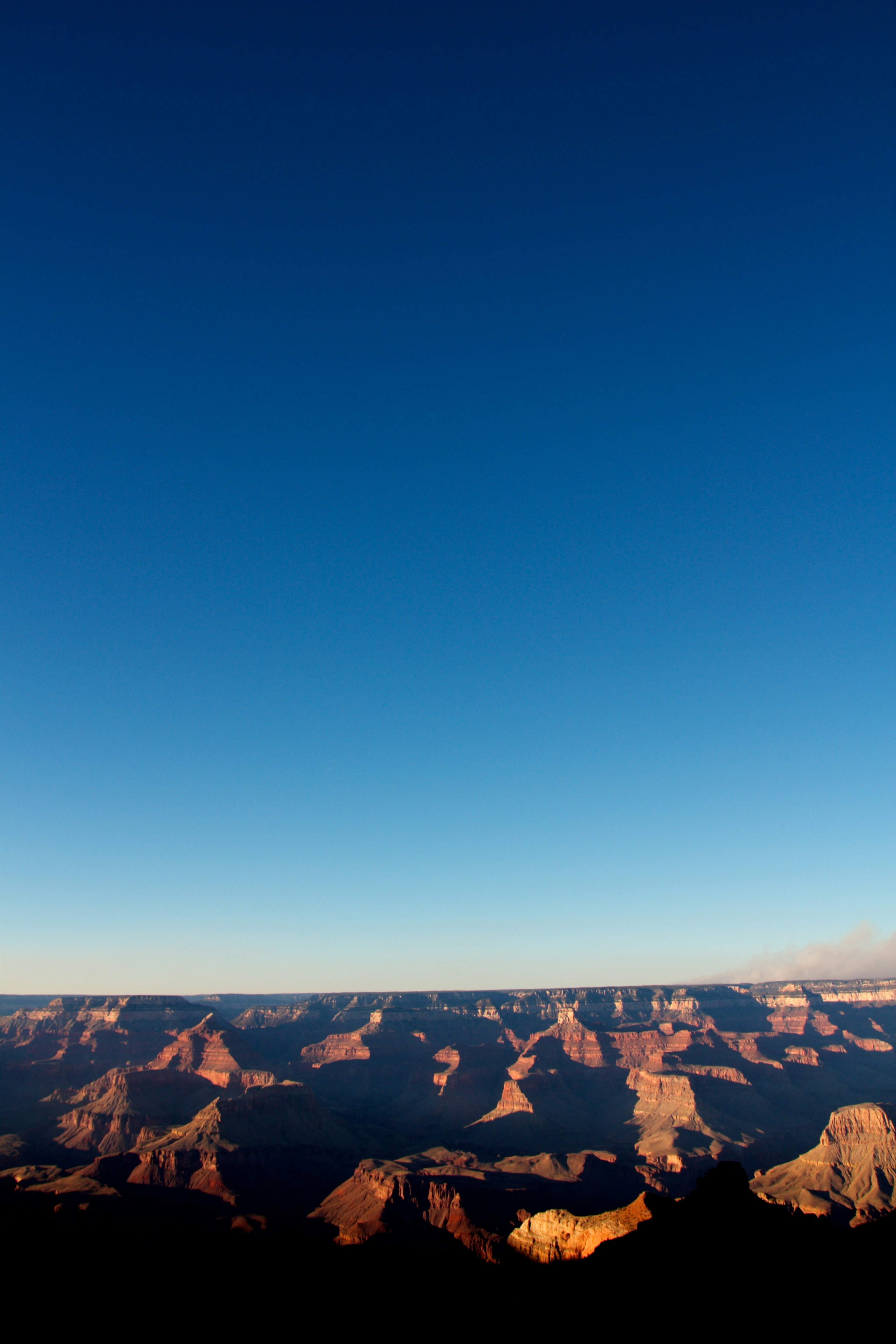 Ampio paesaggio di canyon sotto un cielo blu chiaro