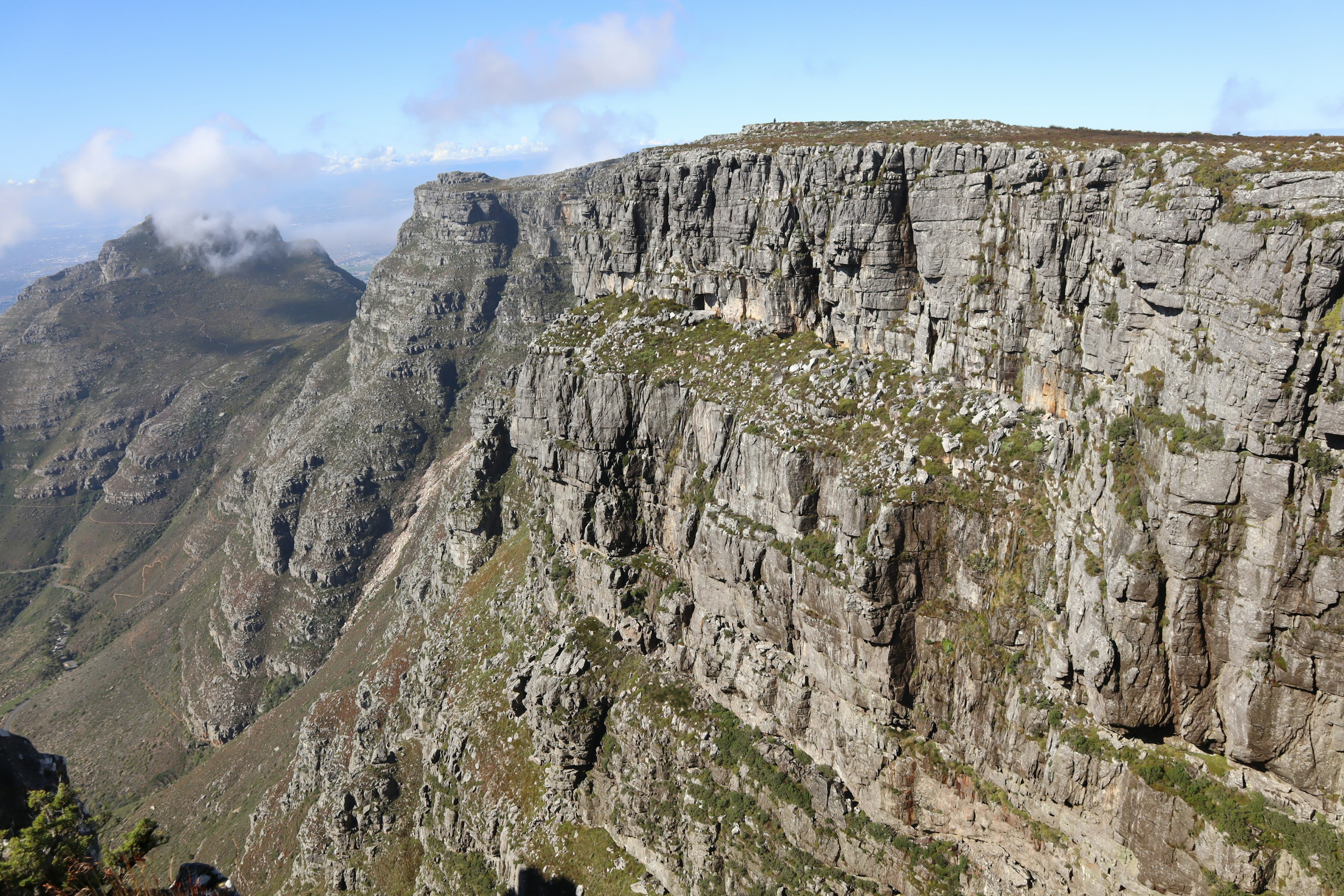 Dramatische Klippen des Tafelbergs mit umliegenden Gipfeln