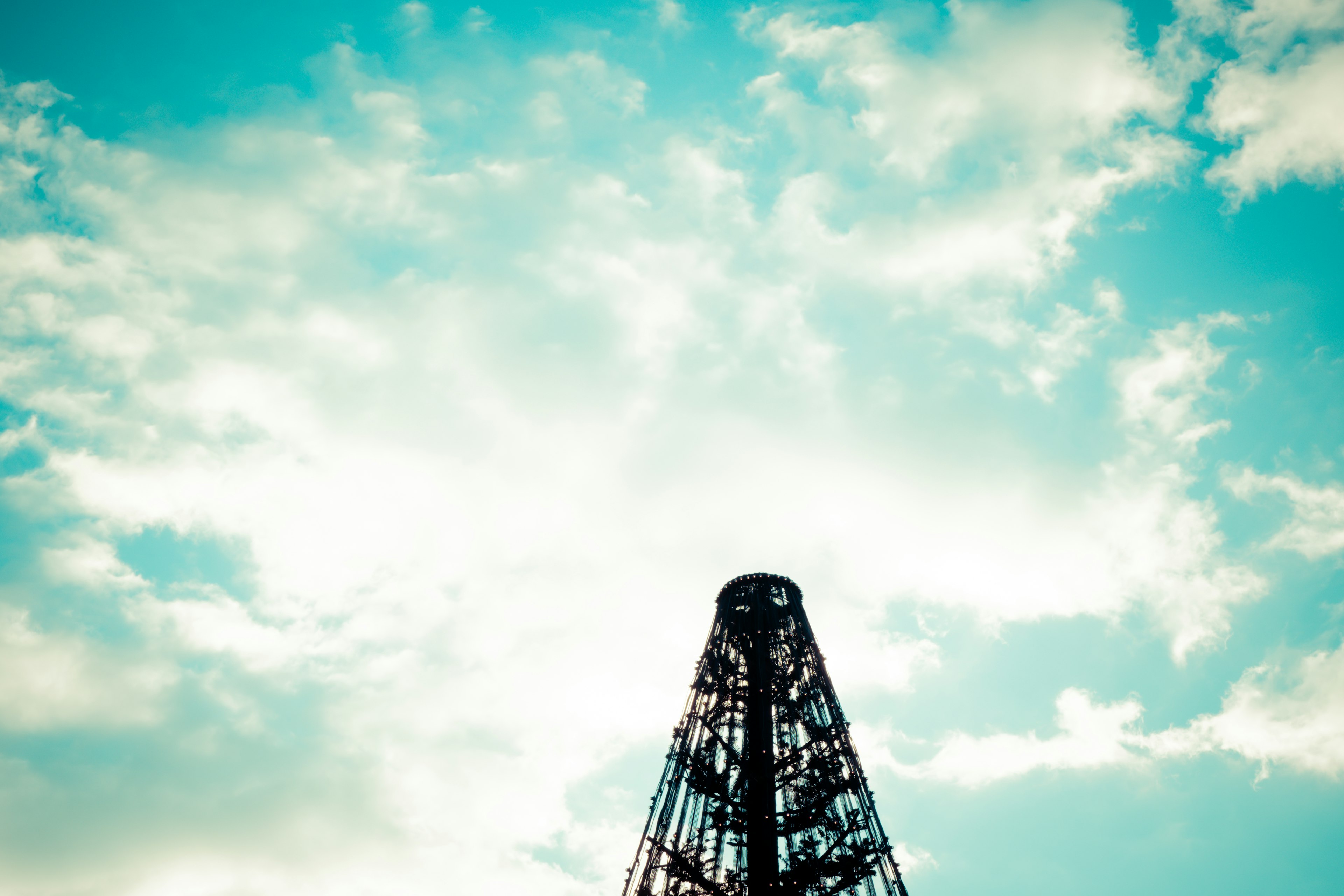 Siluet menara di bawah langit biru