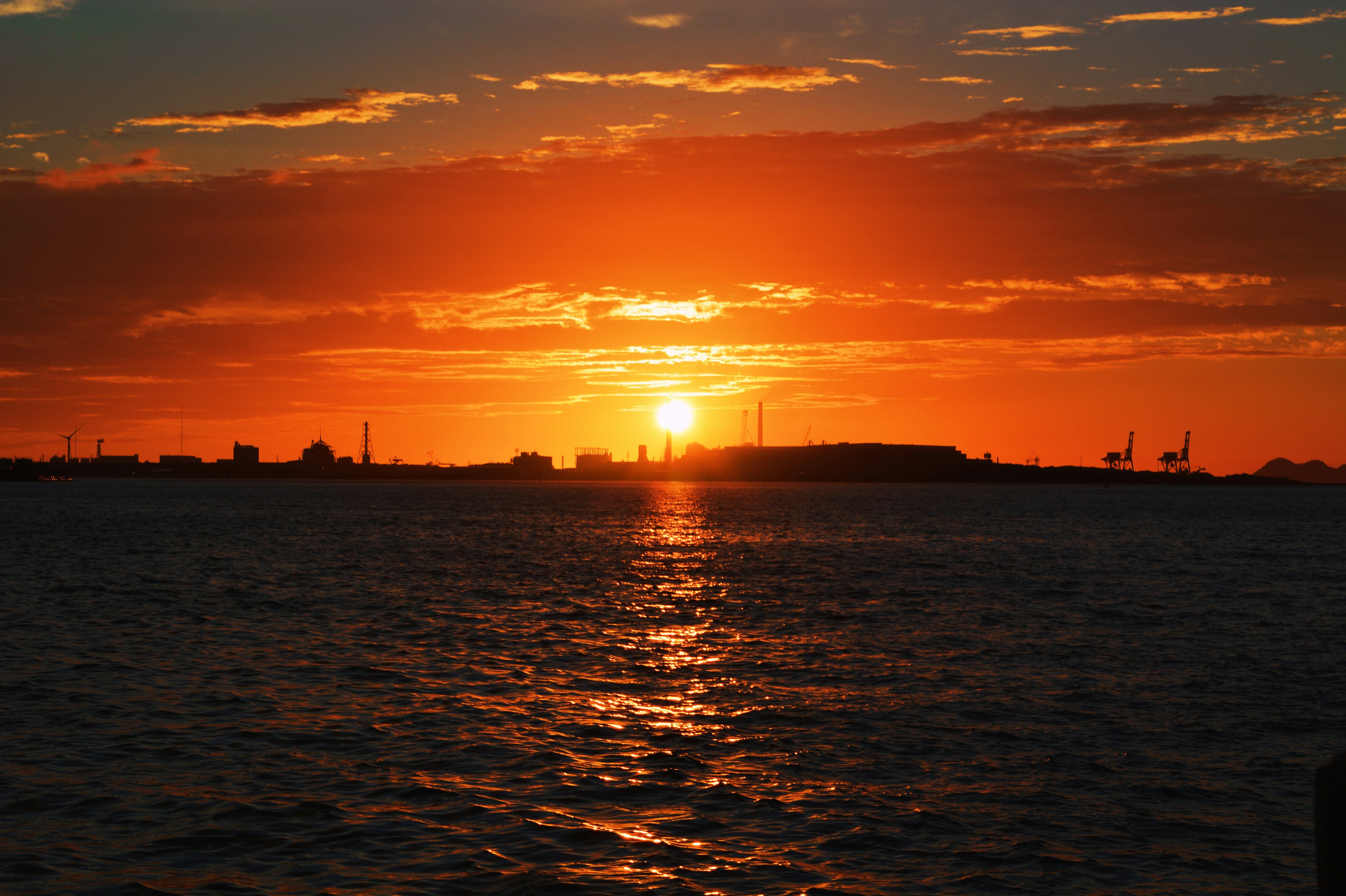 Bellissimo tramonto sull'oceano con vivaci sfumature arancioni