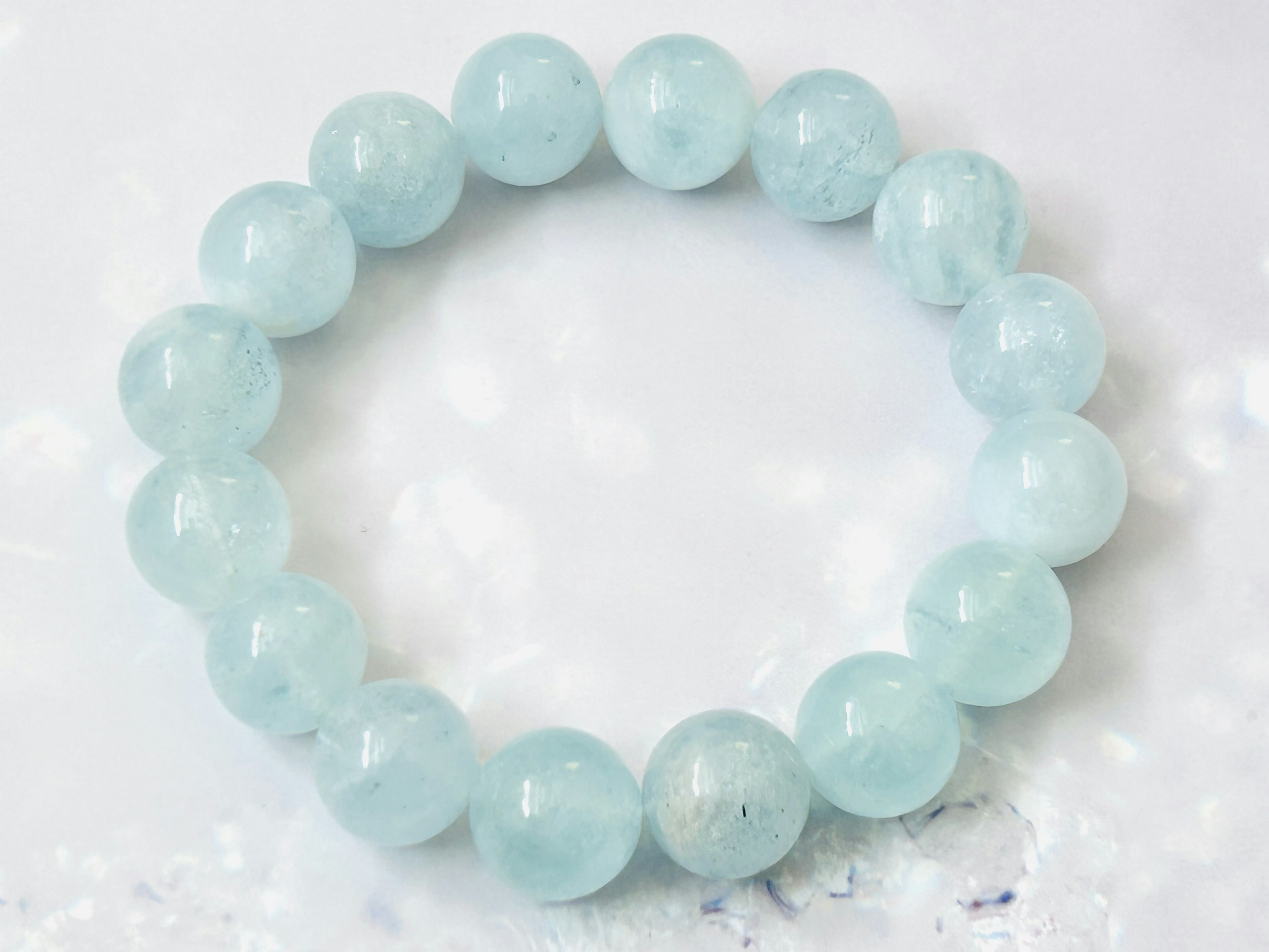 Bracciale di perle di acquamarina blu aqua su sfondo bianco