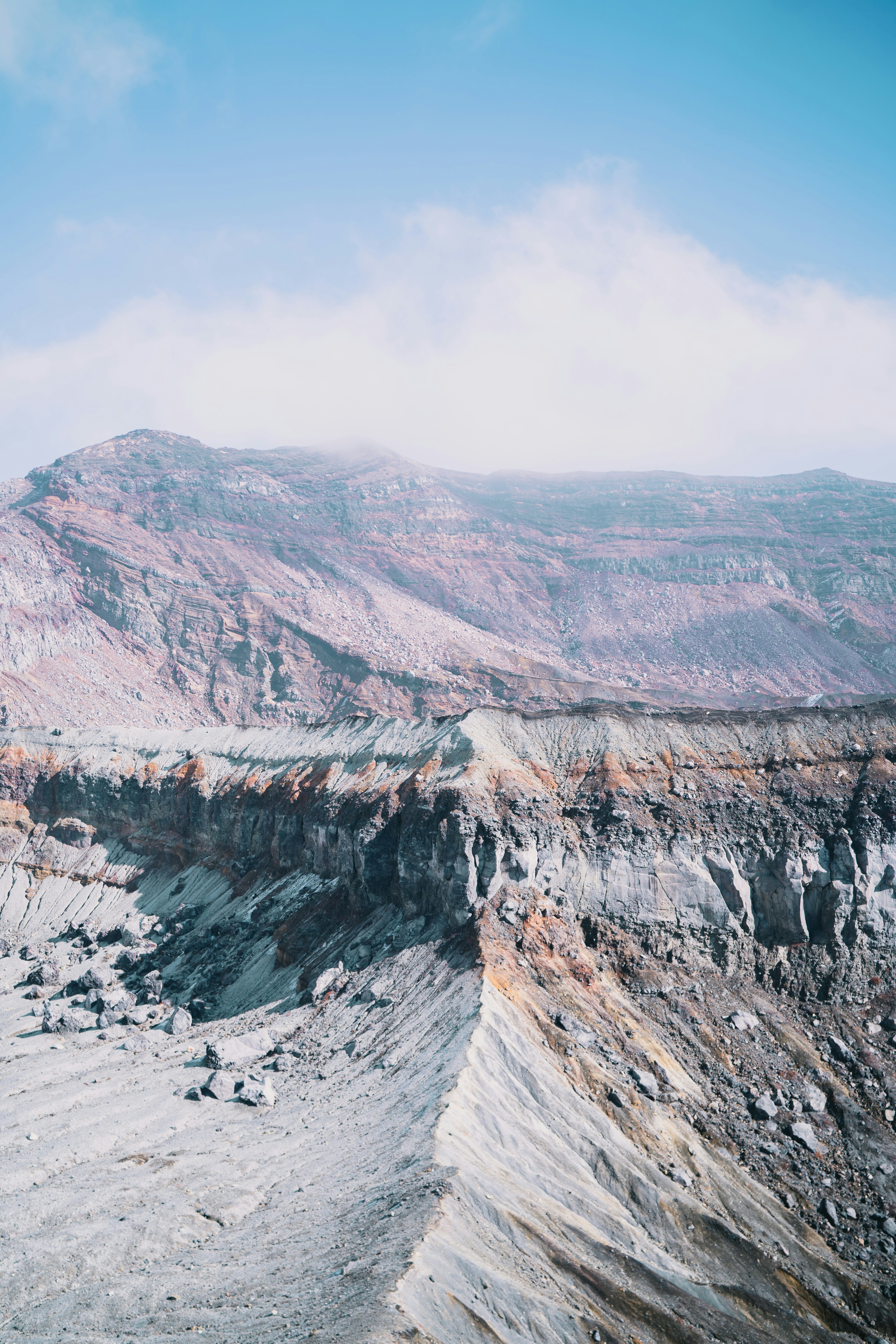 火山のクレーターの壮大な景色と青空