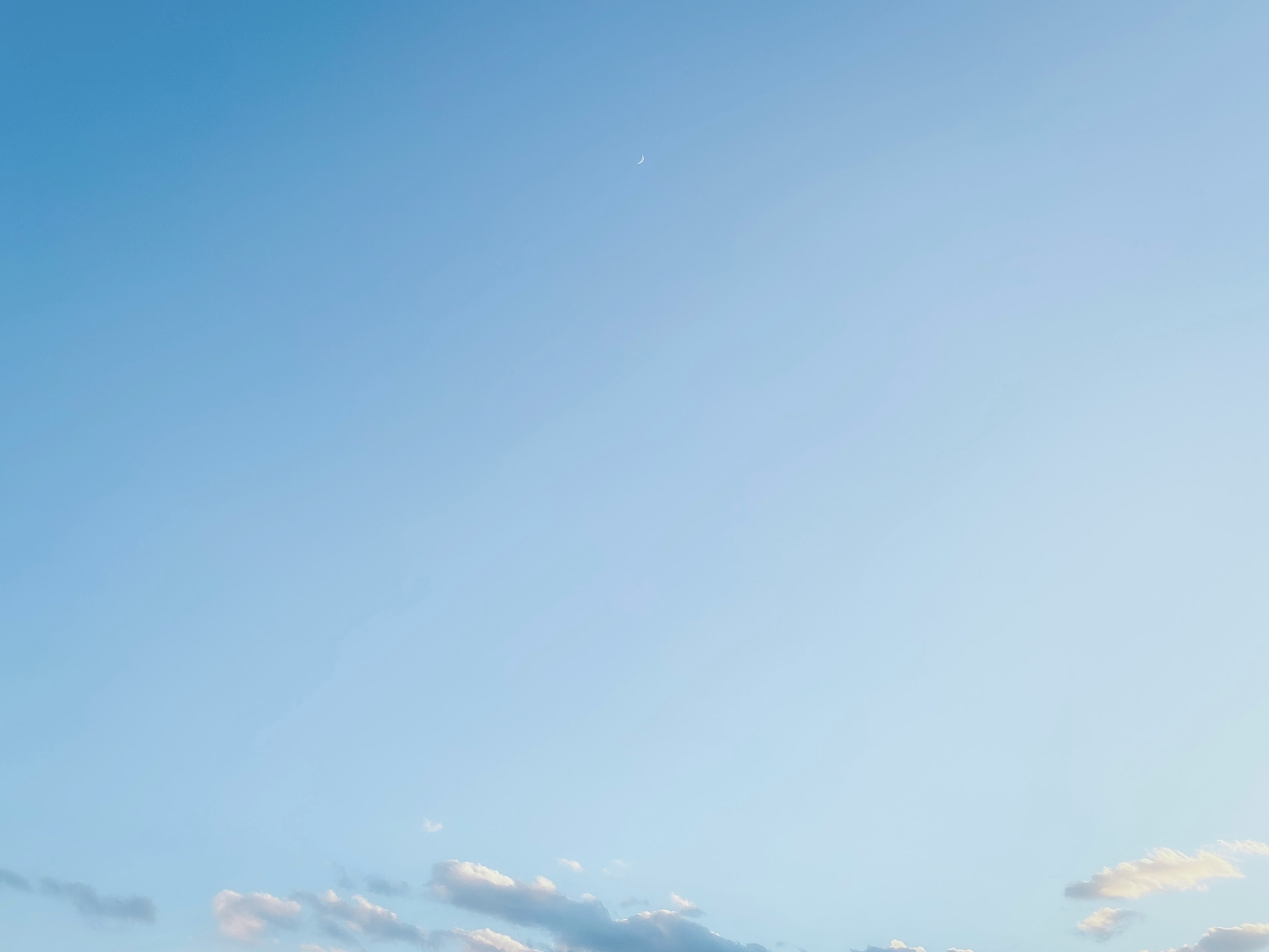 青空と雲のシンプルな風景