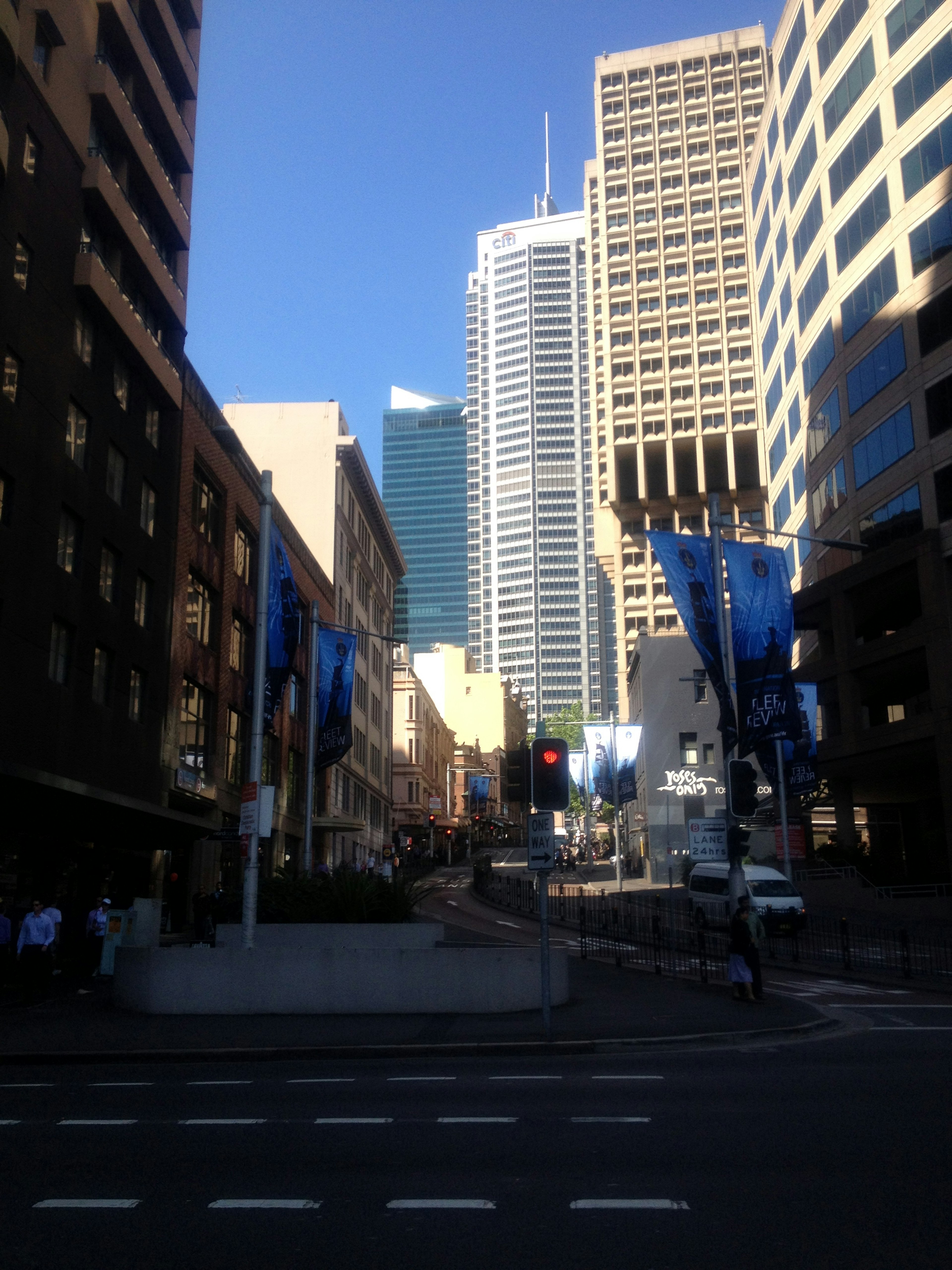 Paisaje urbano con rascacielos y cielo azul claro