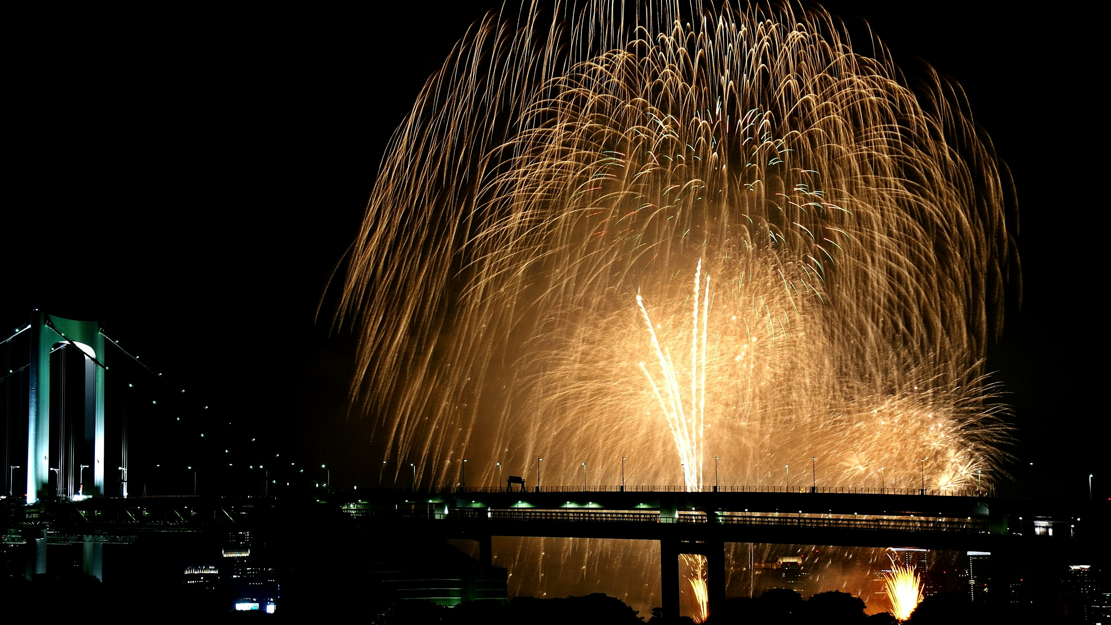 Spettacolare spettacolo di fuochi d'artificio sopra il ponte Rainbow di notte