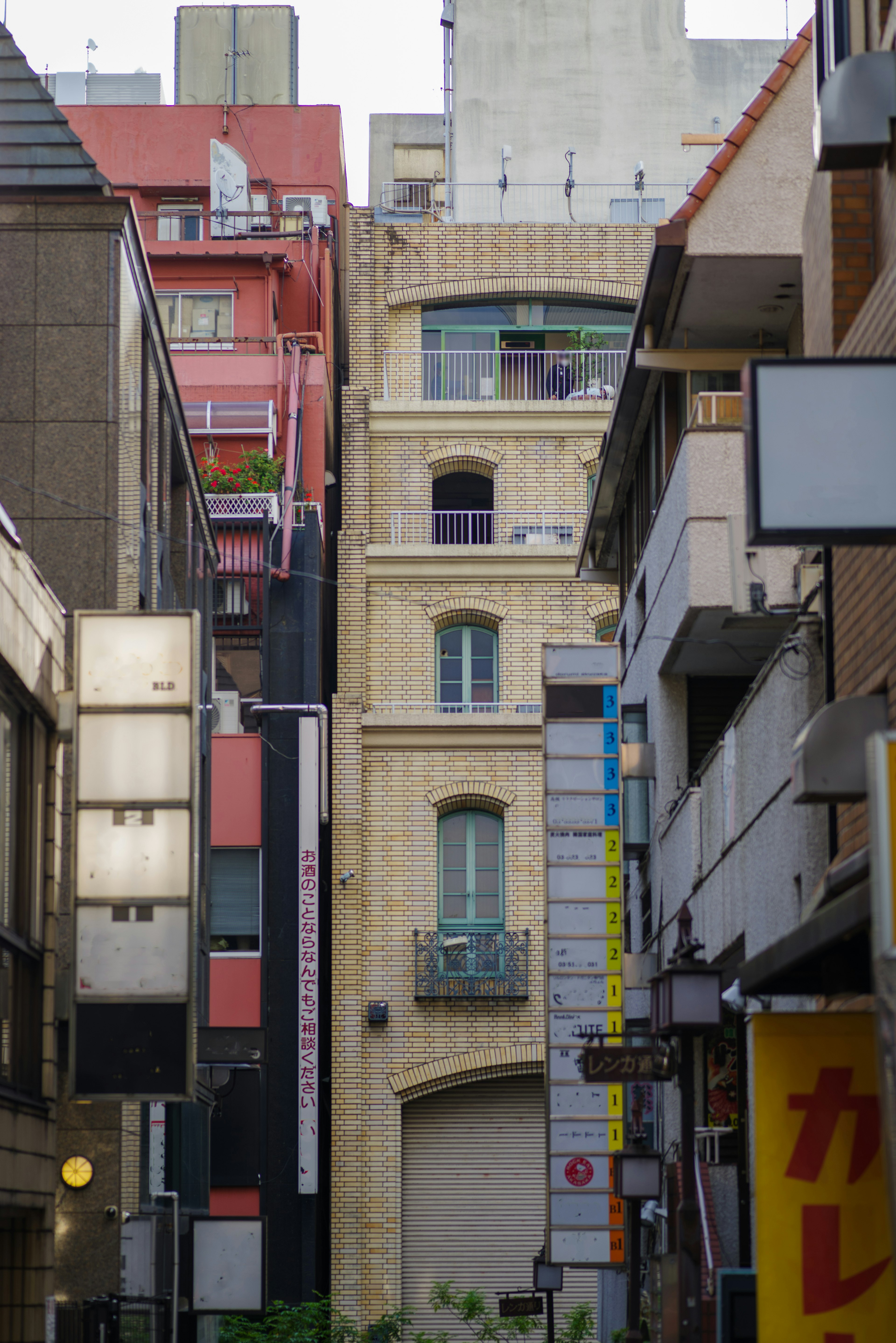 Escena de calle estrecha con edificios Edificio amarillo y fachadas coloridas