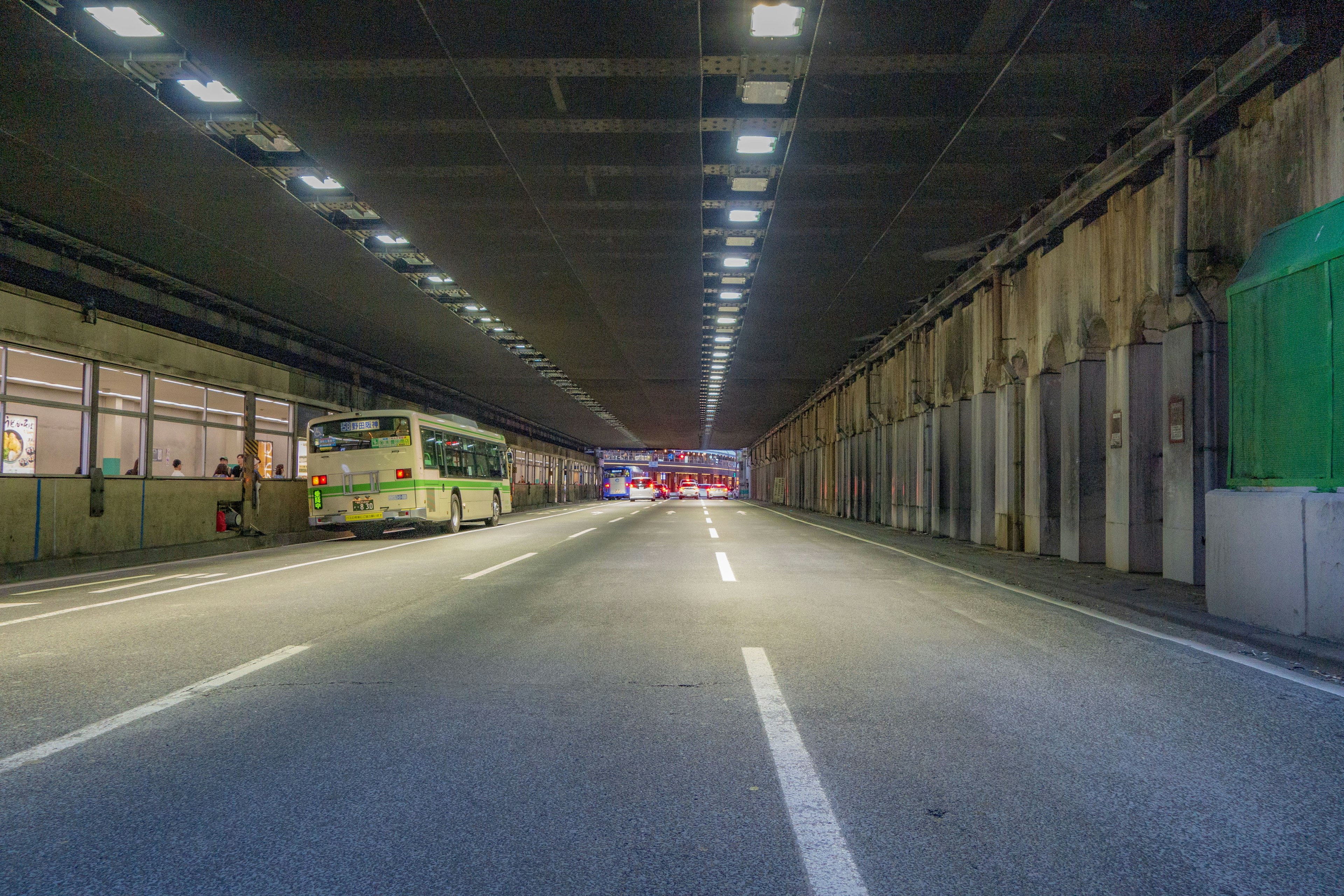 明亮的隧道內部可見車道和公車