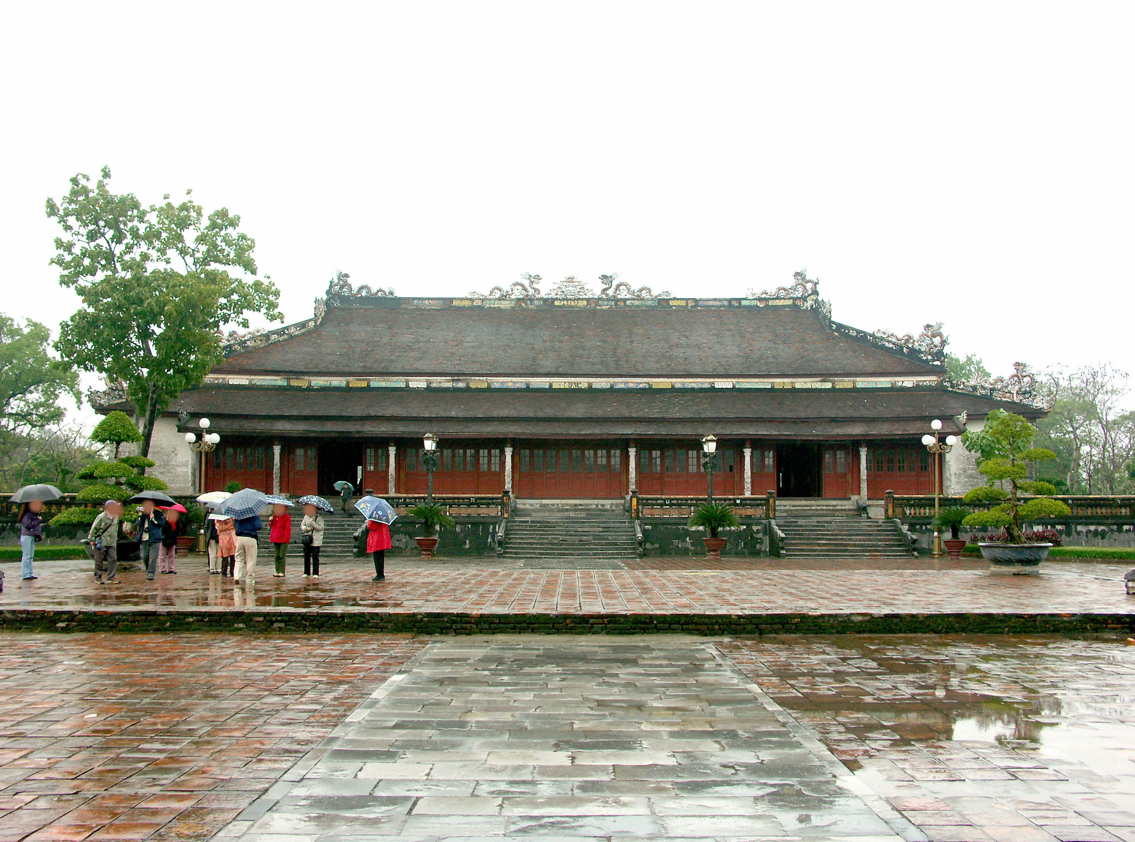 Historic building with tourists in the rain