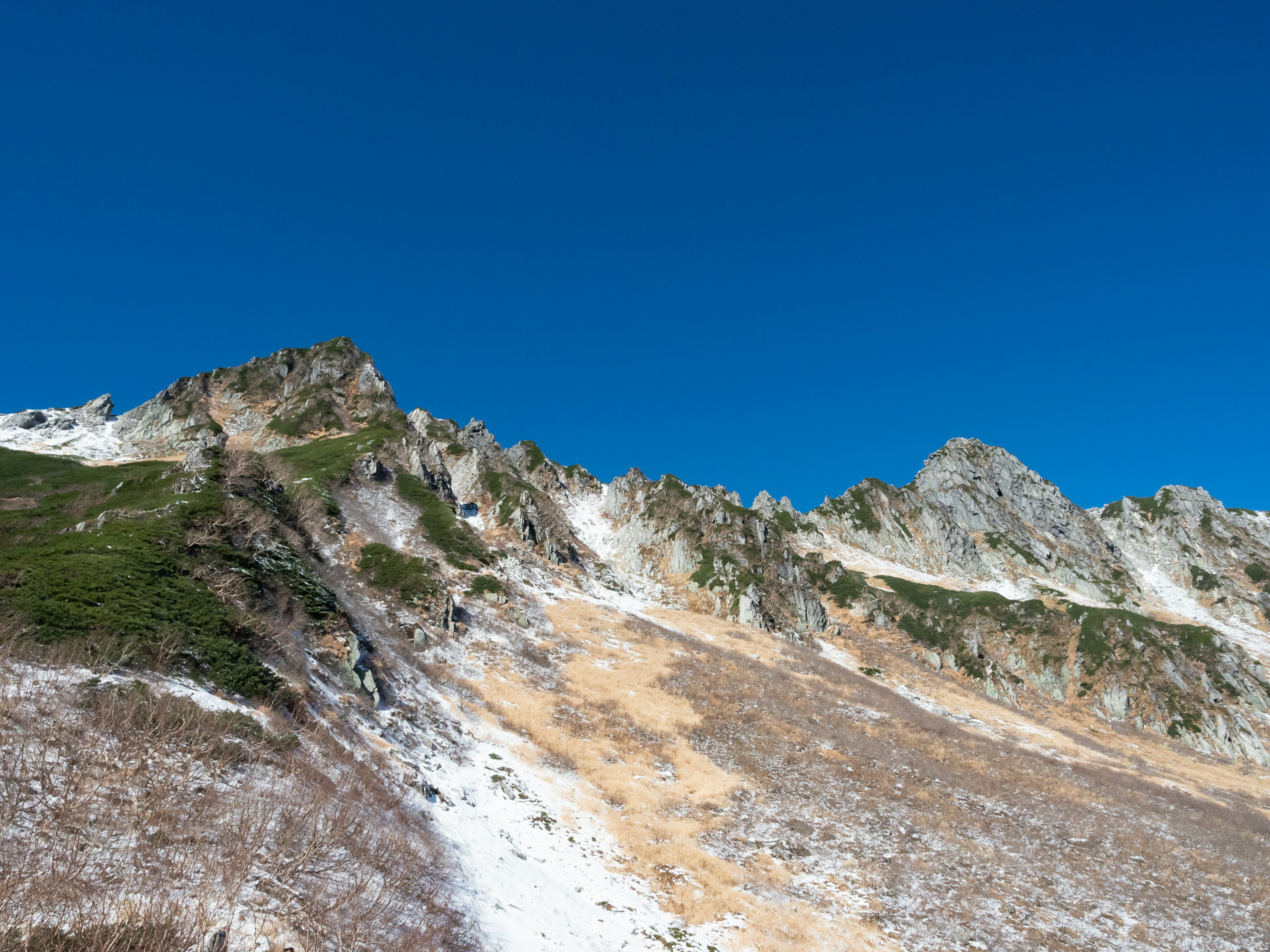 Pemandangan gunung bersalju di bawah langit biru yang cerah