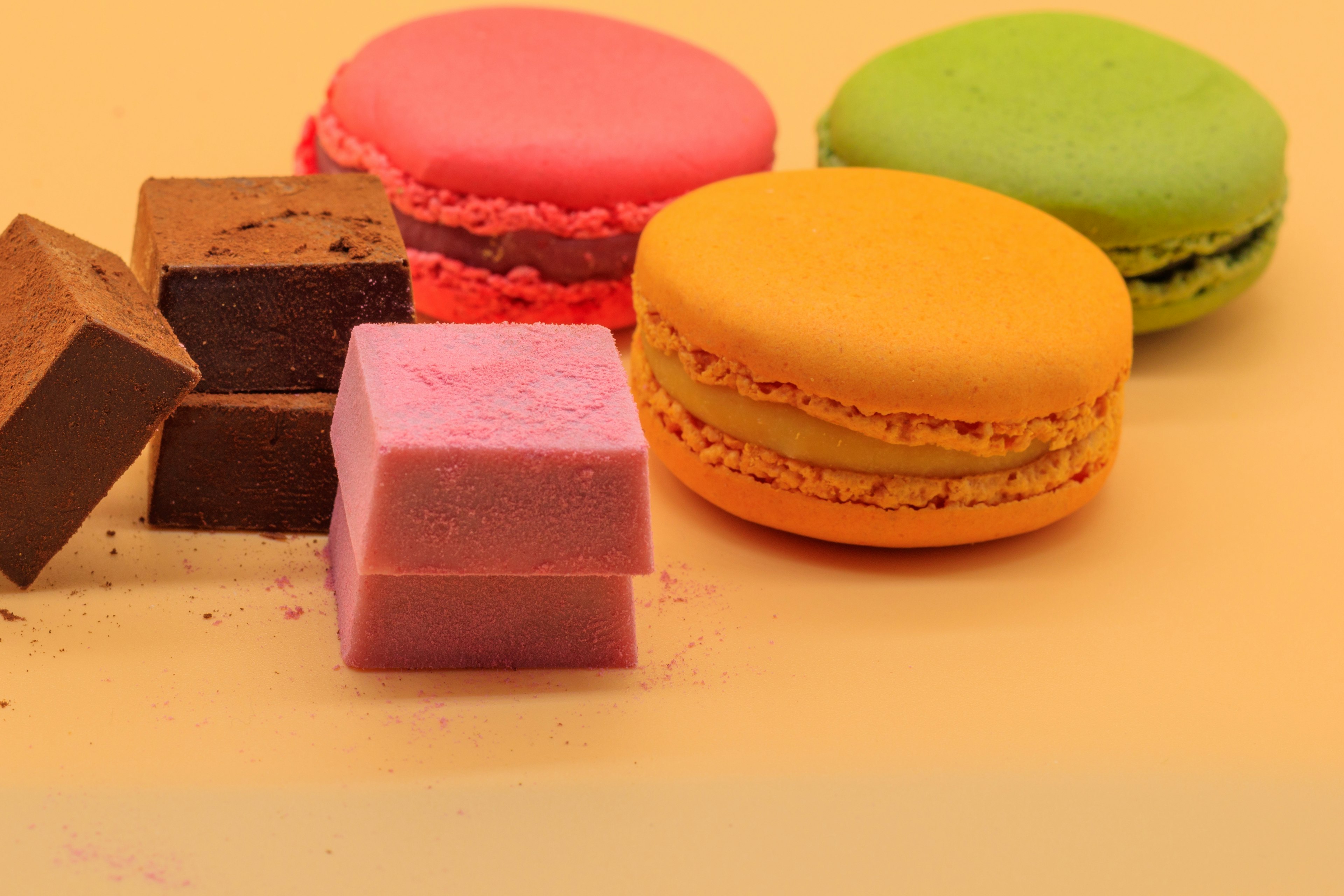 Assortiment coloré de macarons et de douceurs en chocolat