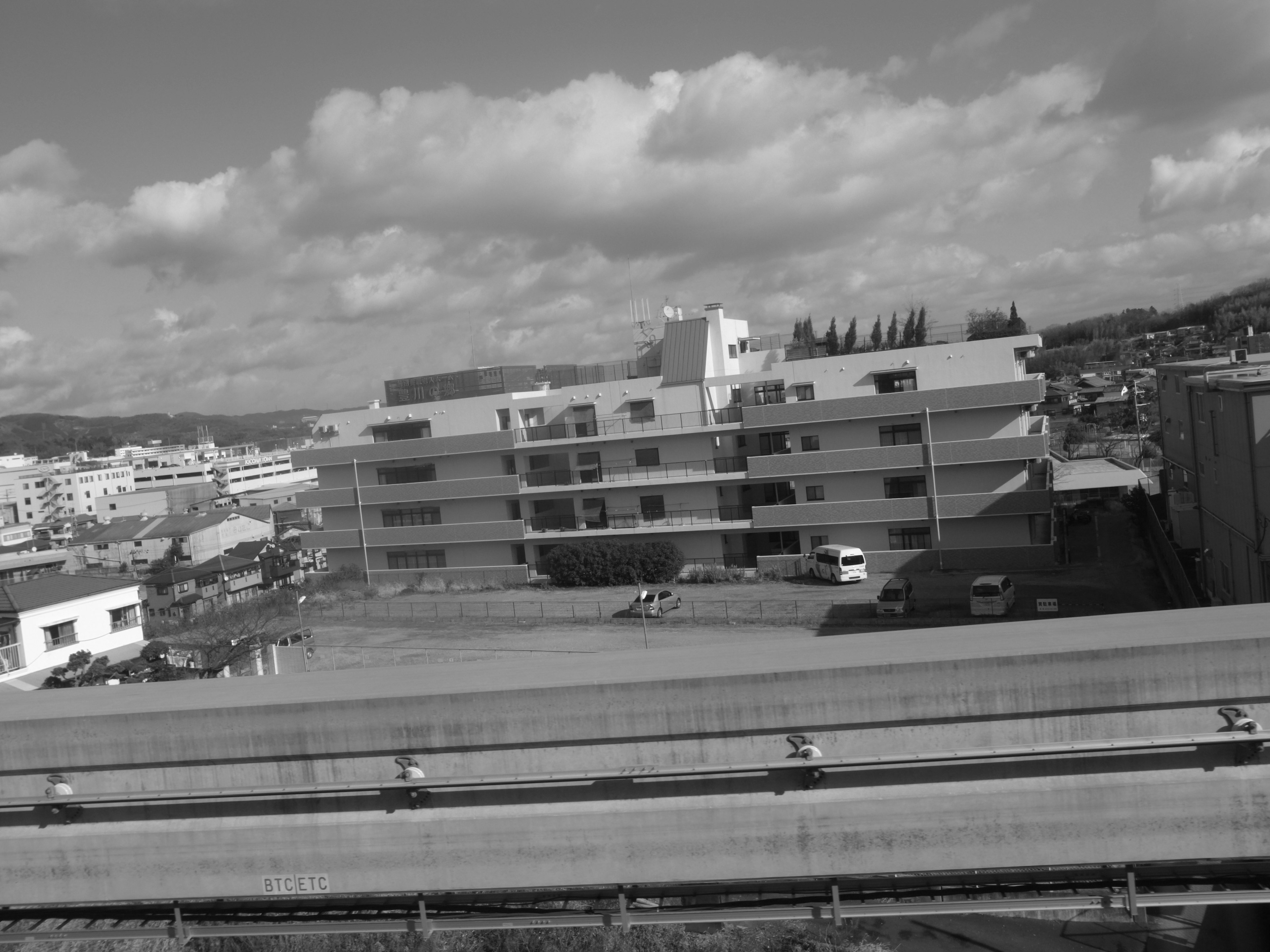 Paesaggio urbano in bianco e nero con edifici e nuvole nel cielo