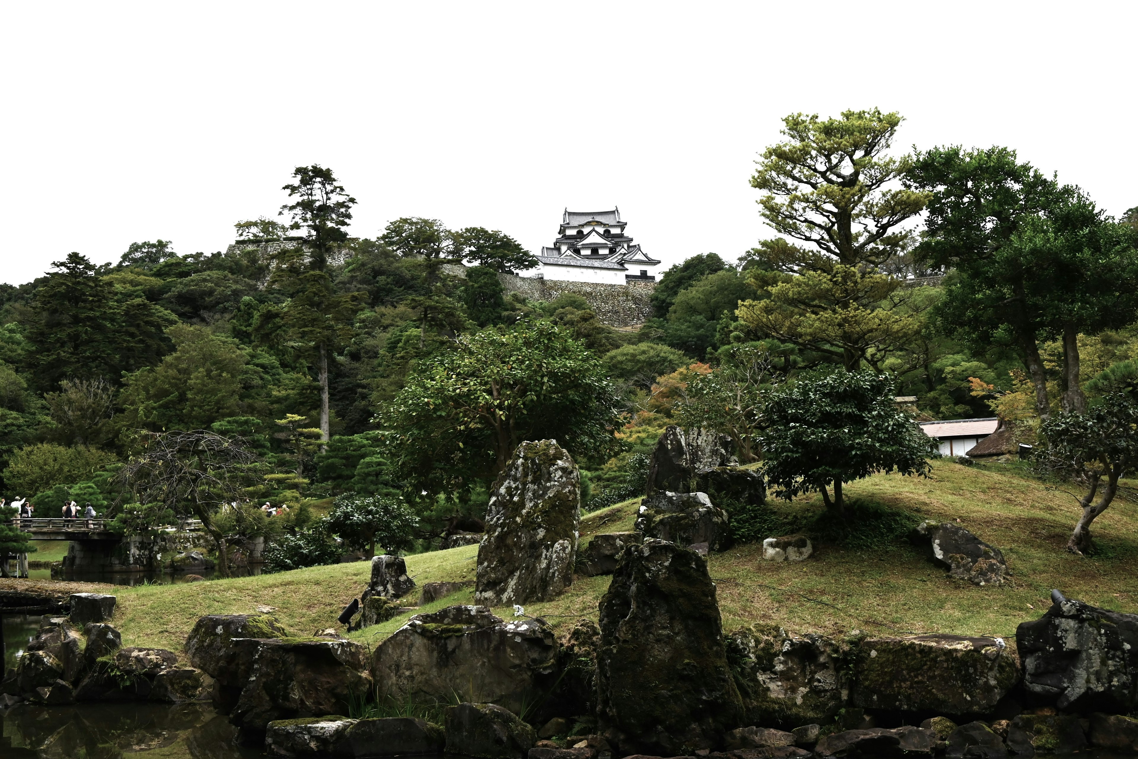 庭園の緑と石の配置が見える風景に城が遠くに見える