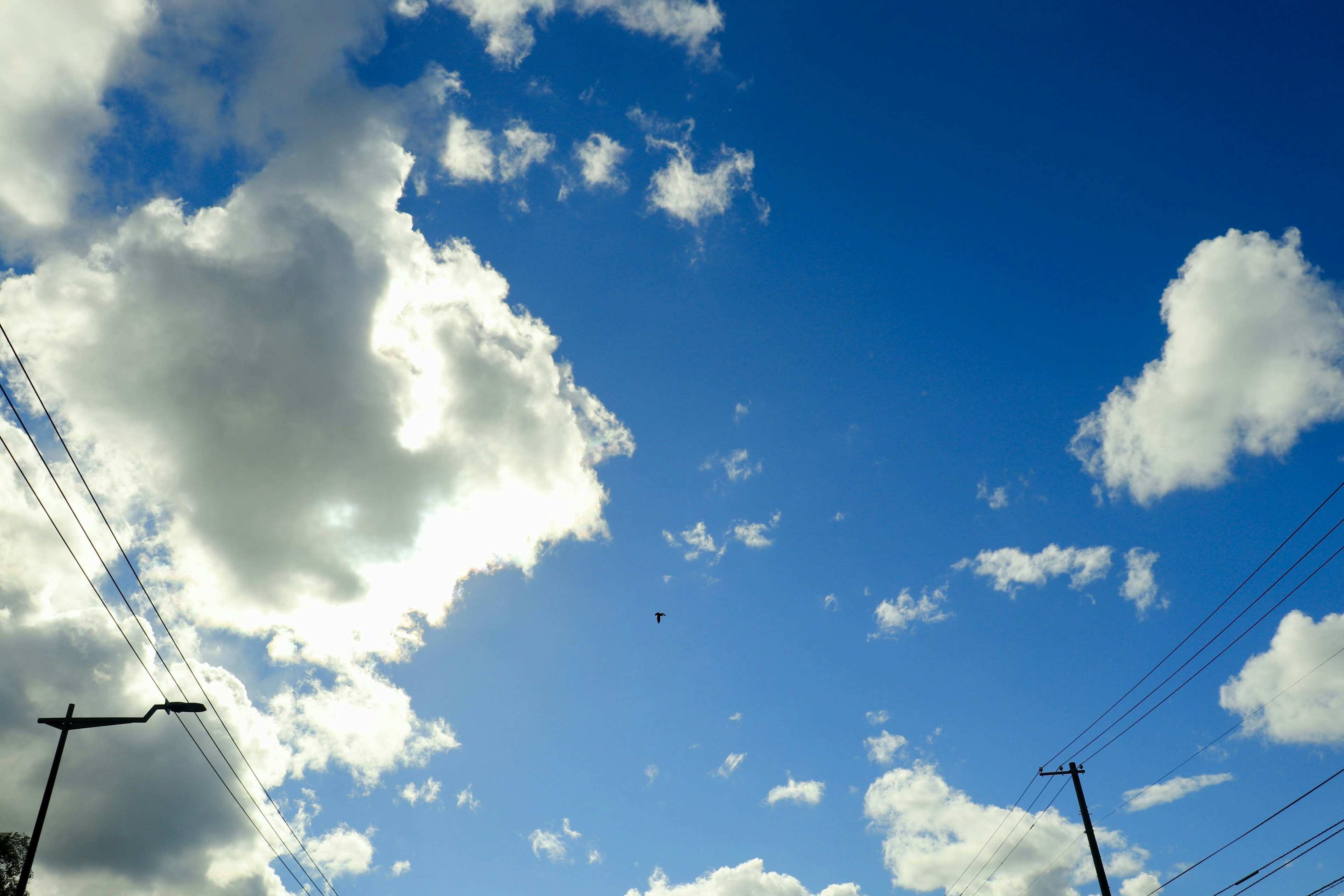 Eine landschaftliche Ansicht des blauen Himmels mit flauschigen weißen Wolken