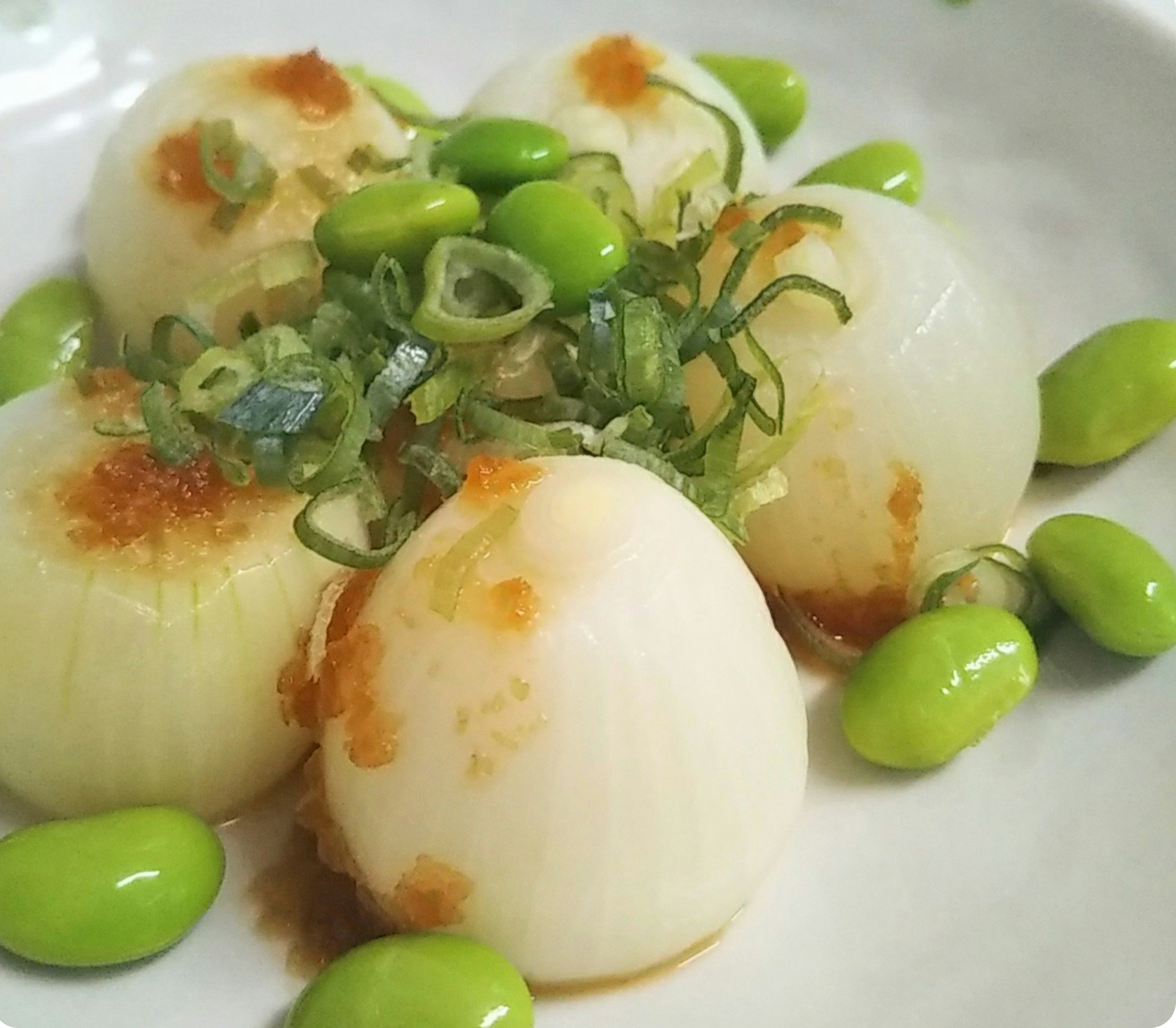 Plato con rábanos blancos y frijoles verdes adornado con cebollinos