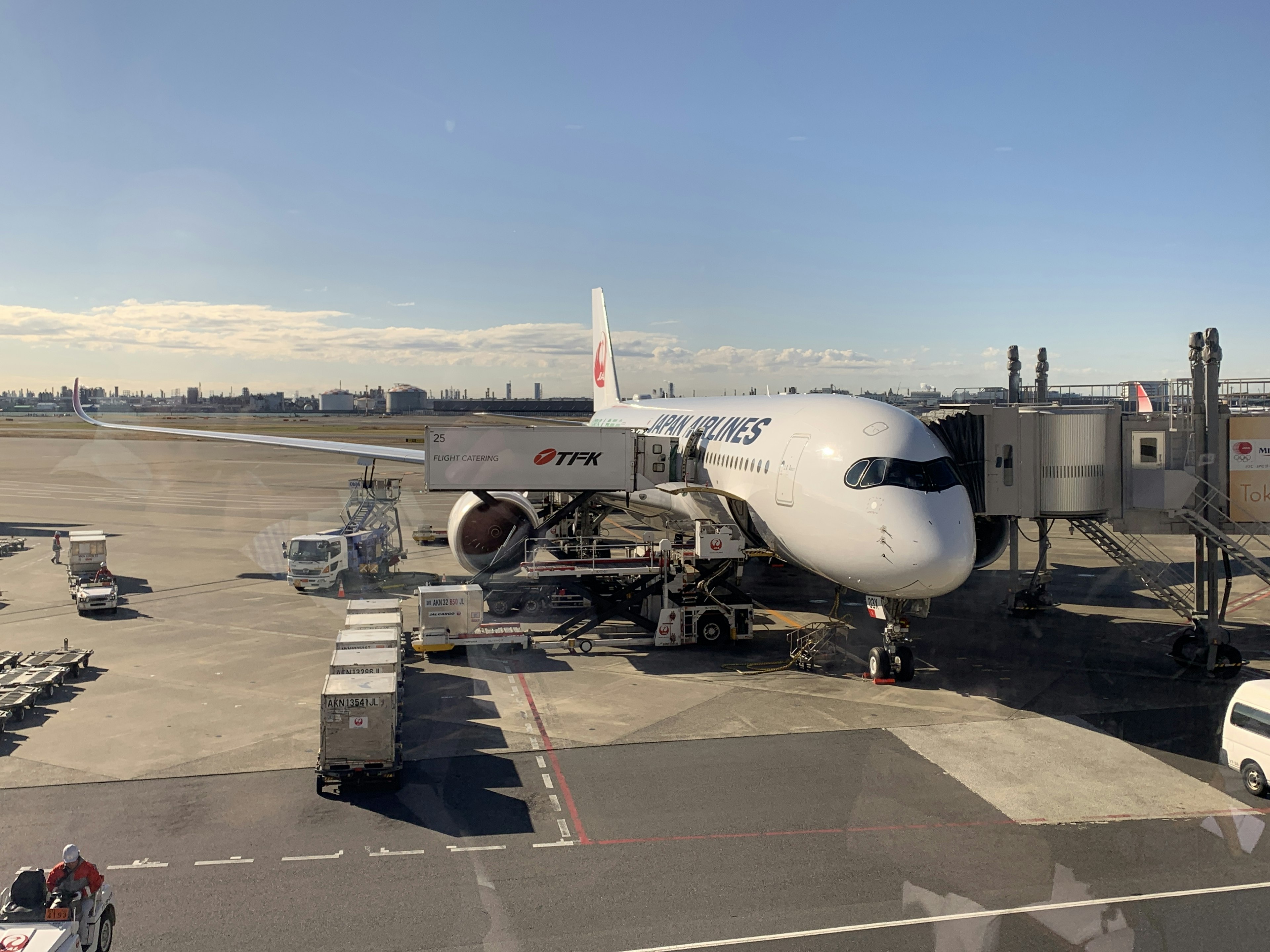 空港の滑走路に停まる航空機と青空