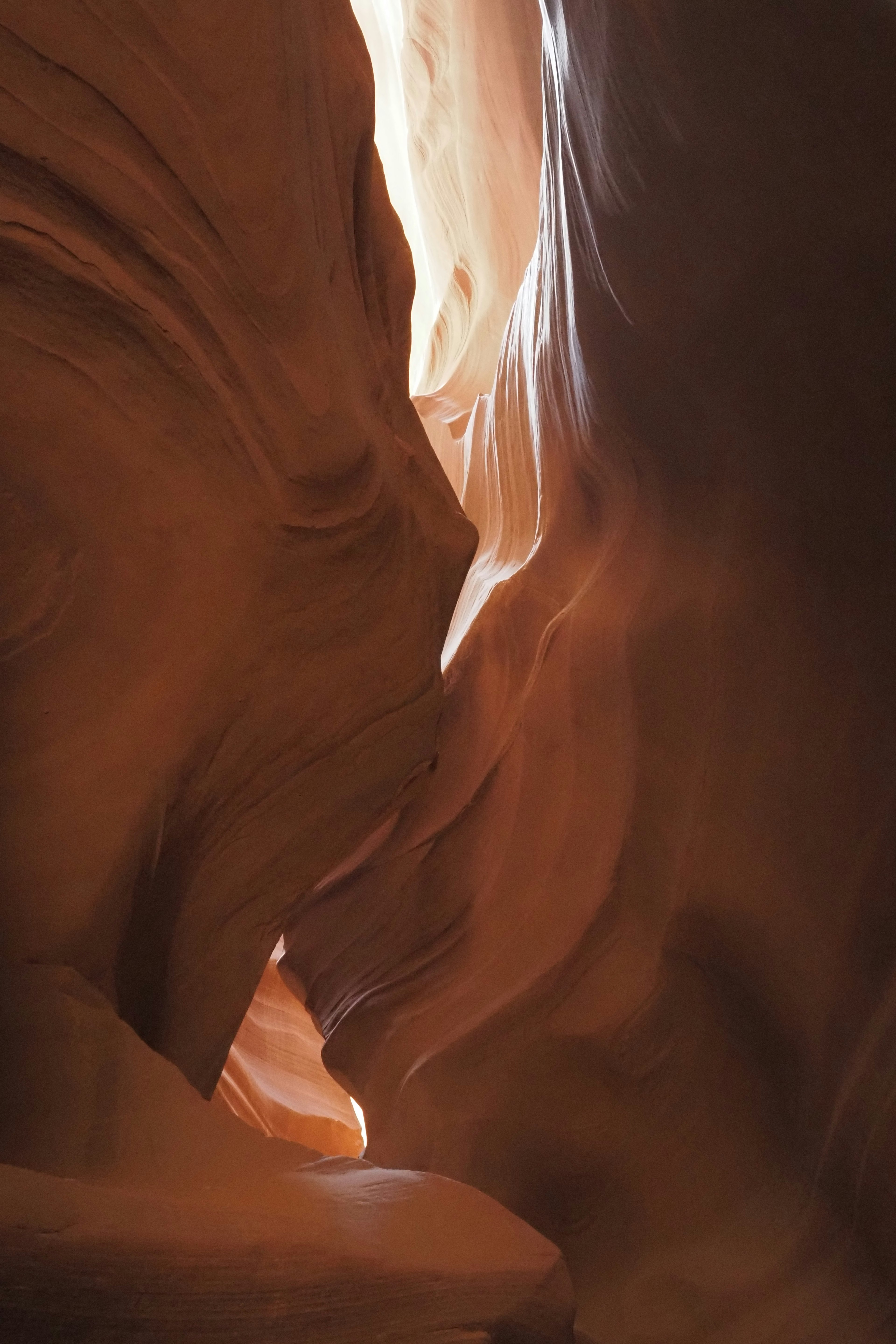 Image de l'intérieur du canyon Antelope montrant de superbes formations rocheuses et des reflets de lumière