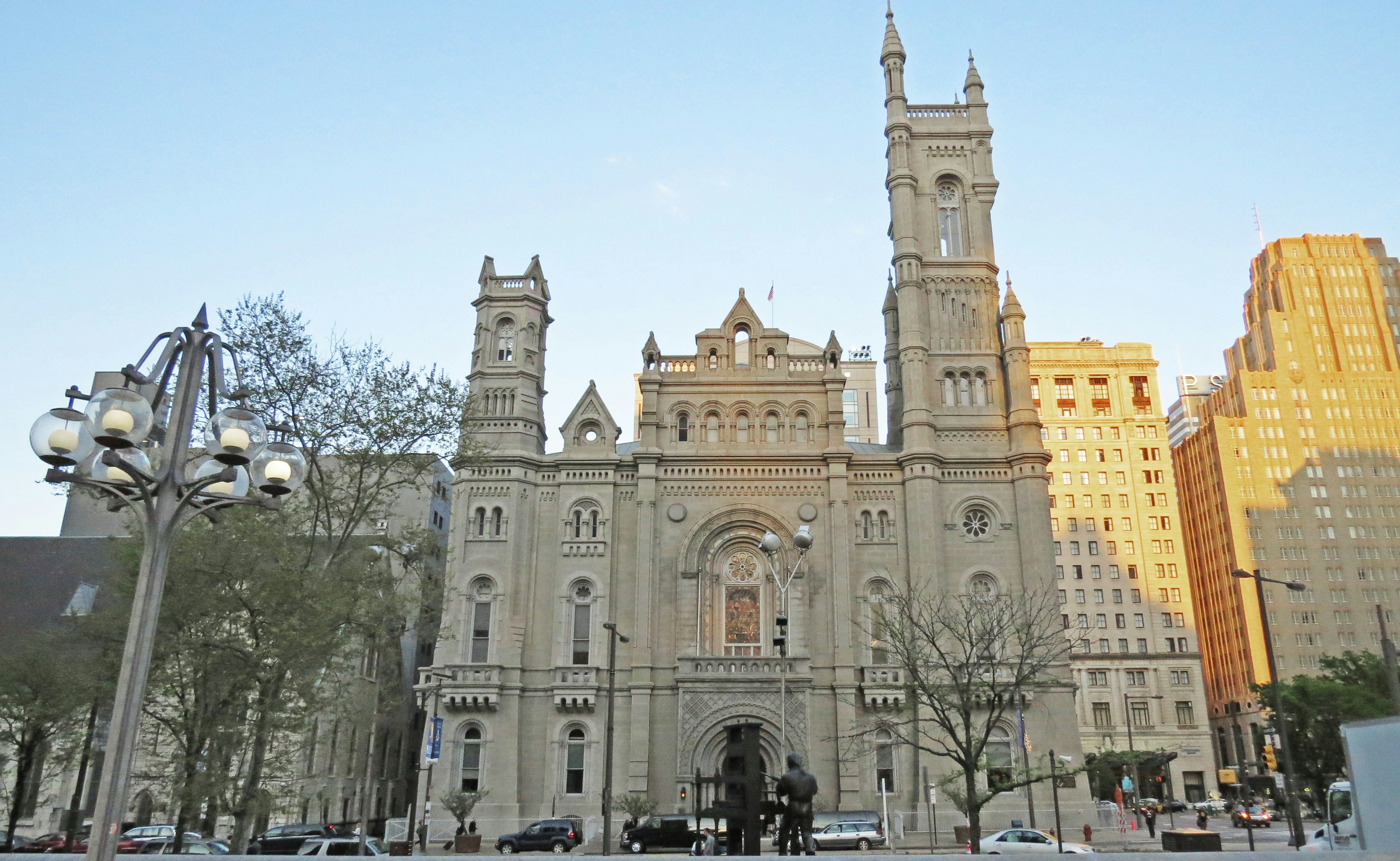 Gambar Basilika Notre-Dame di Montreal yang menampilkan detail arsitekturnya