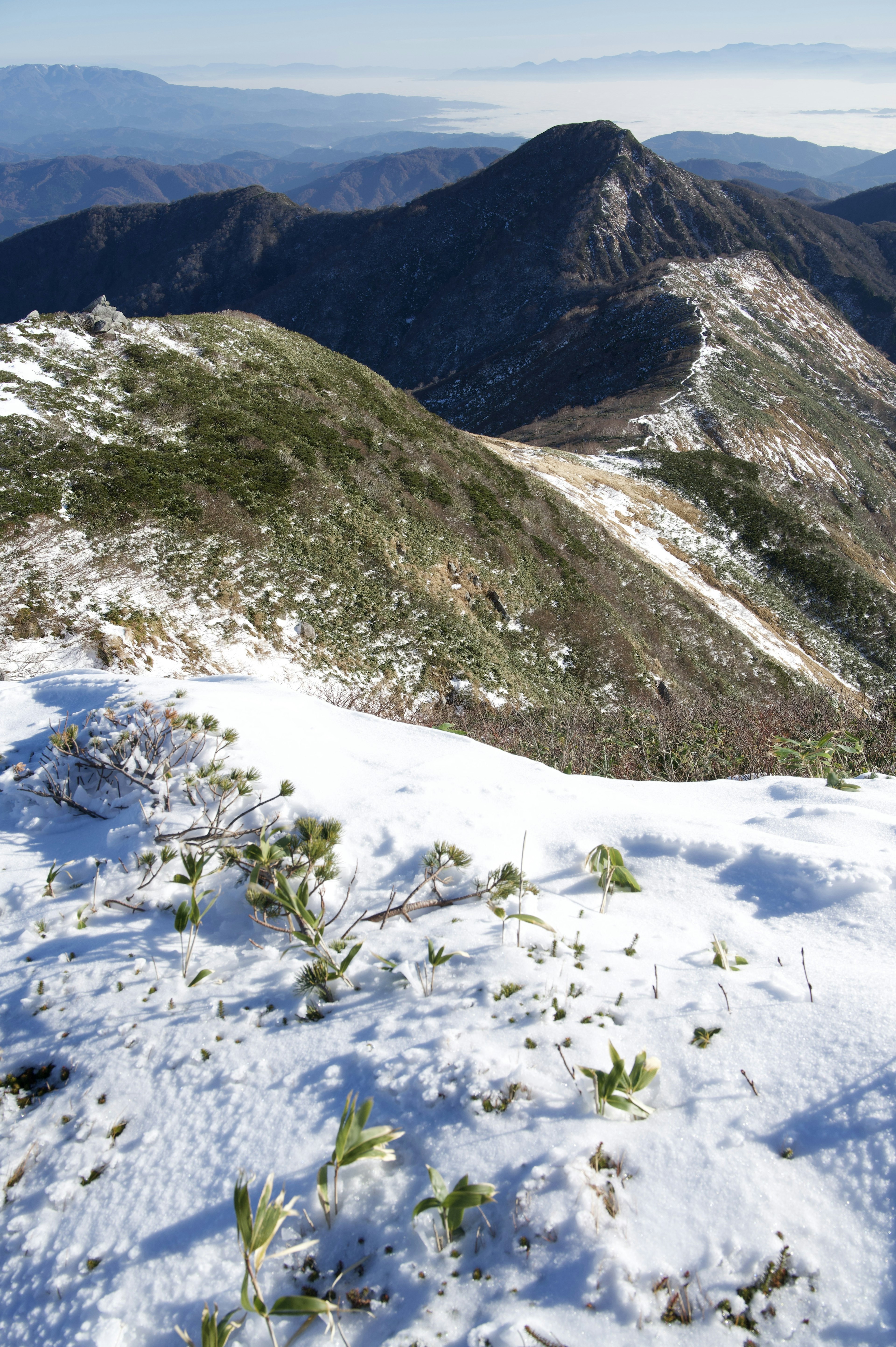 雪に覆われた山の風景と背景に広がる山々