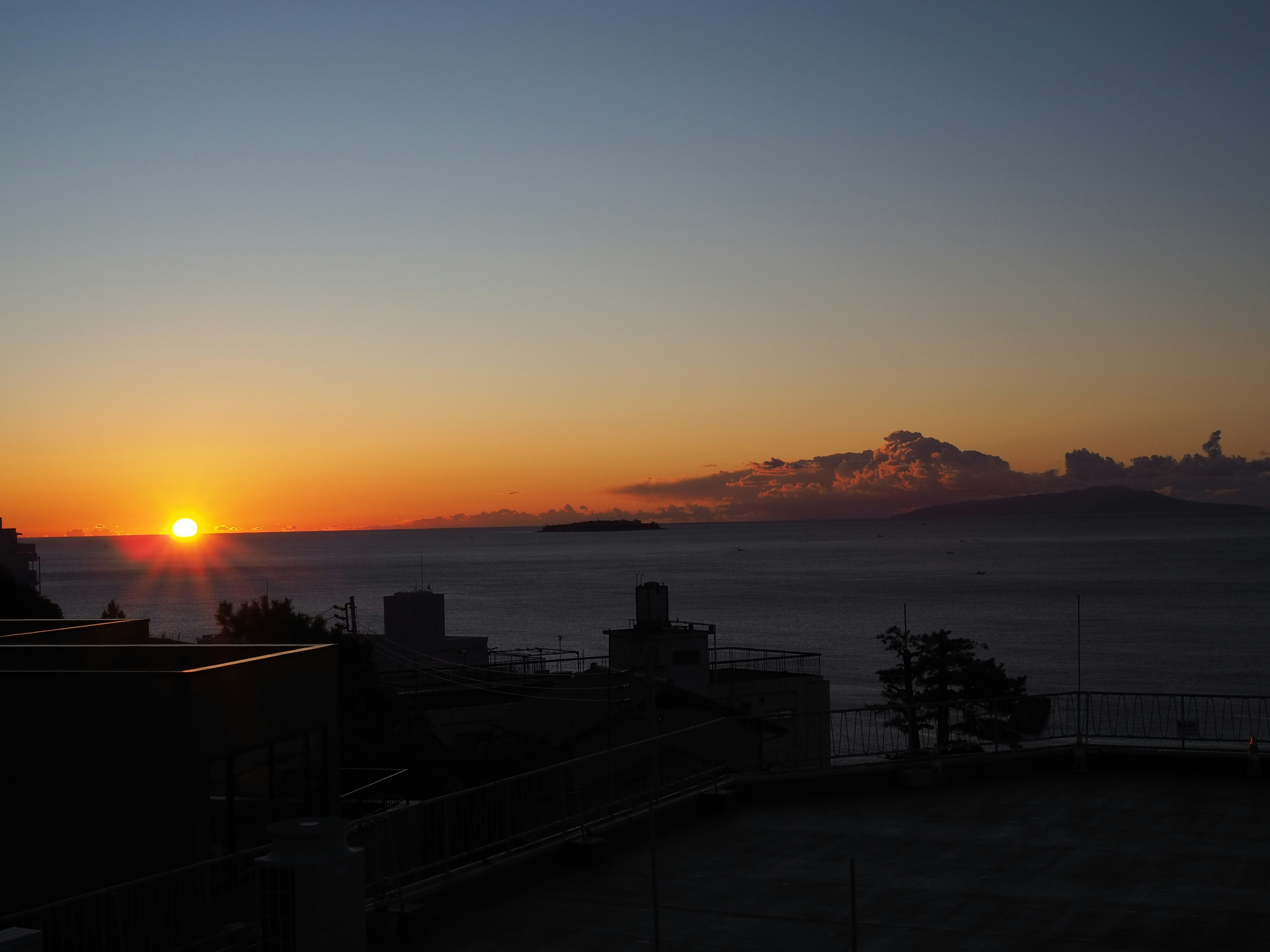 Schöner Sonnenuntergang, der das Meer beleuchtet