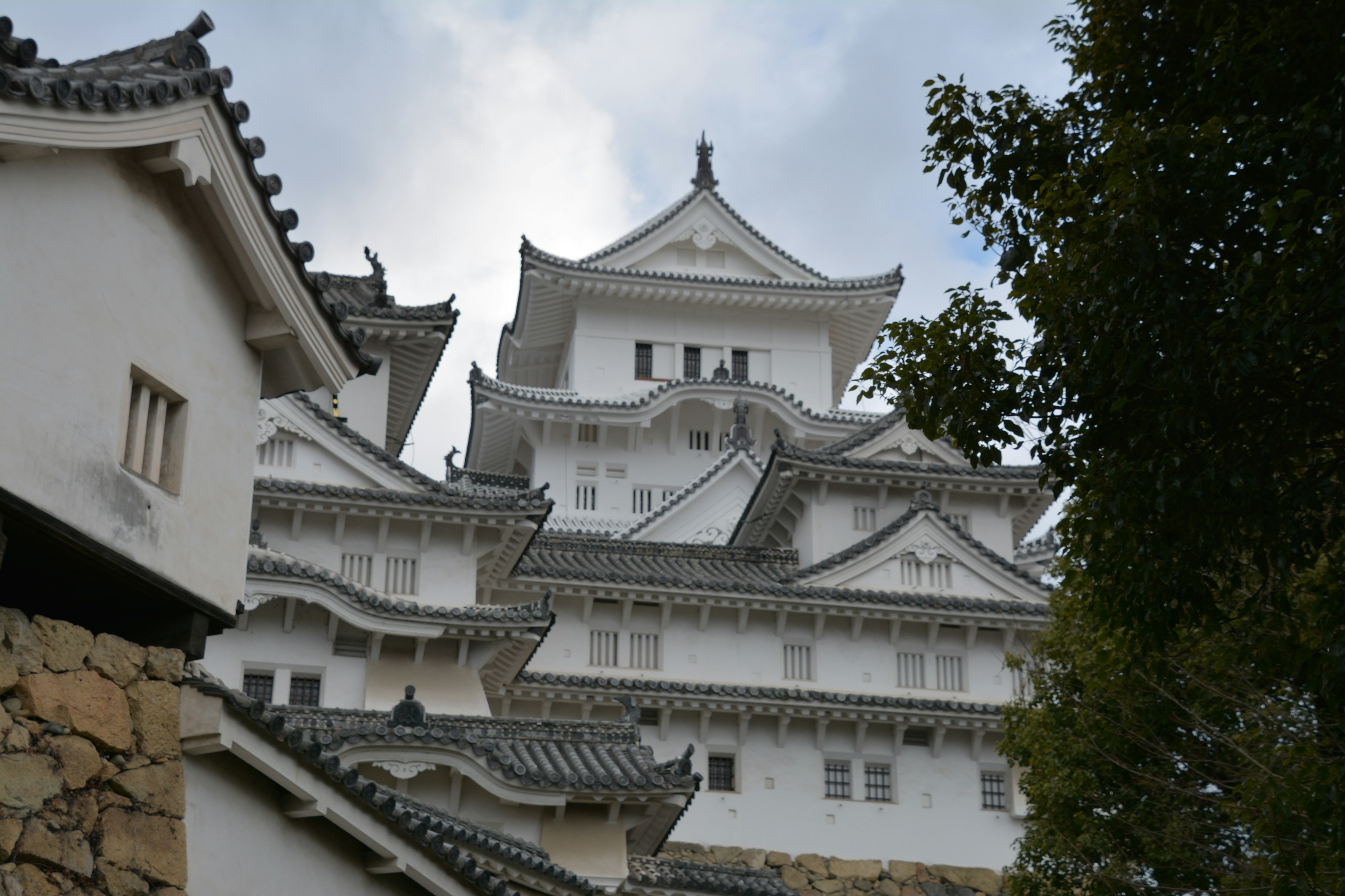 Hermosa arquitectura de un castillo blanco con detalles de techo intrincados